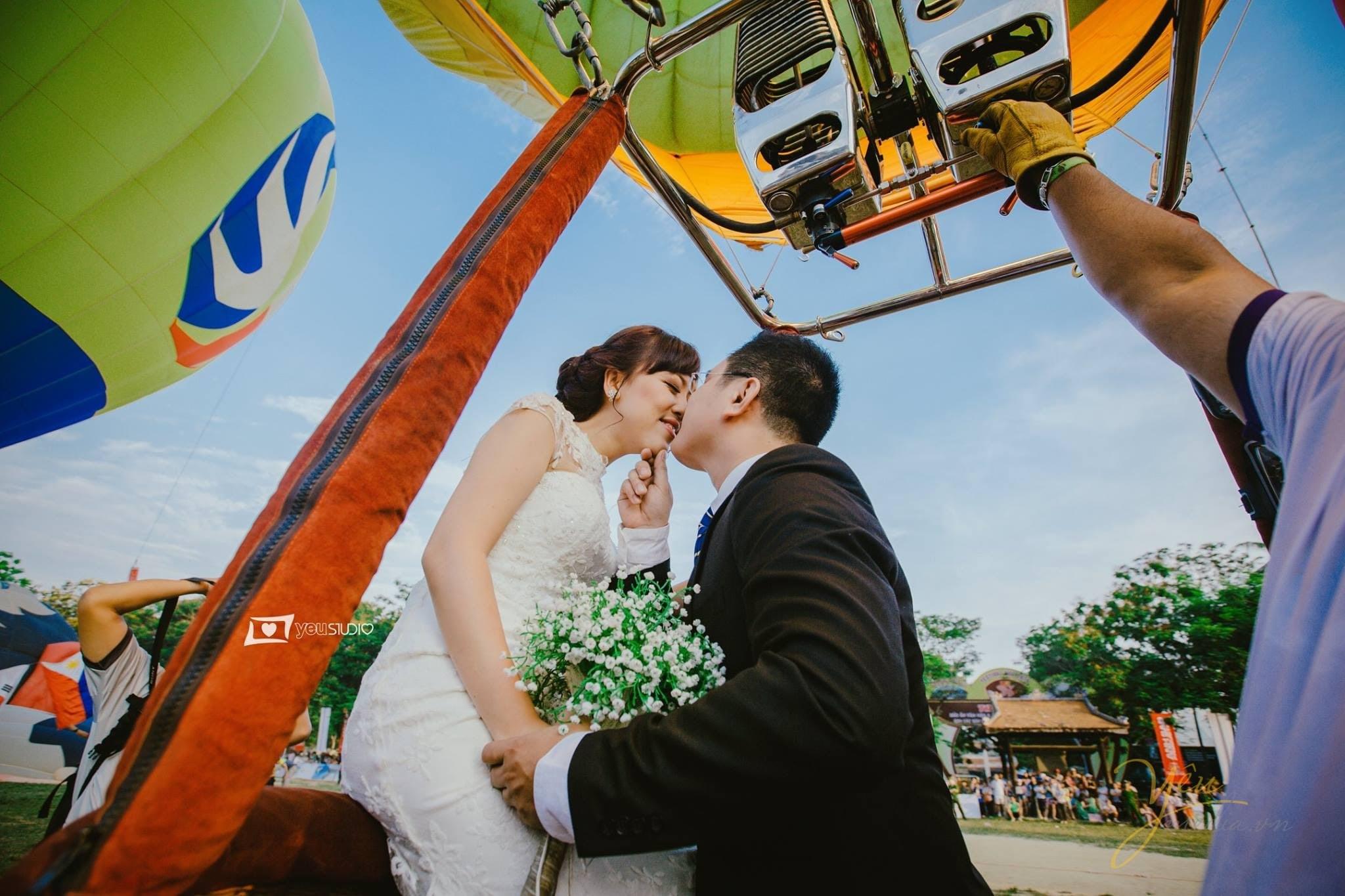 chú rể ghé sát môi cô dâu đầy âu yếm