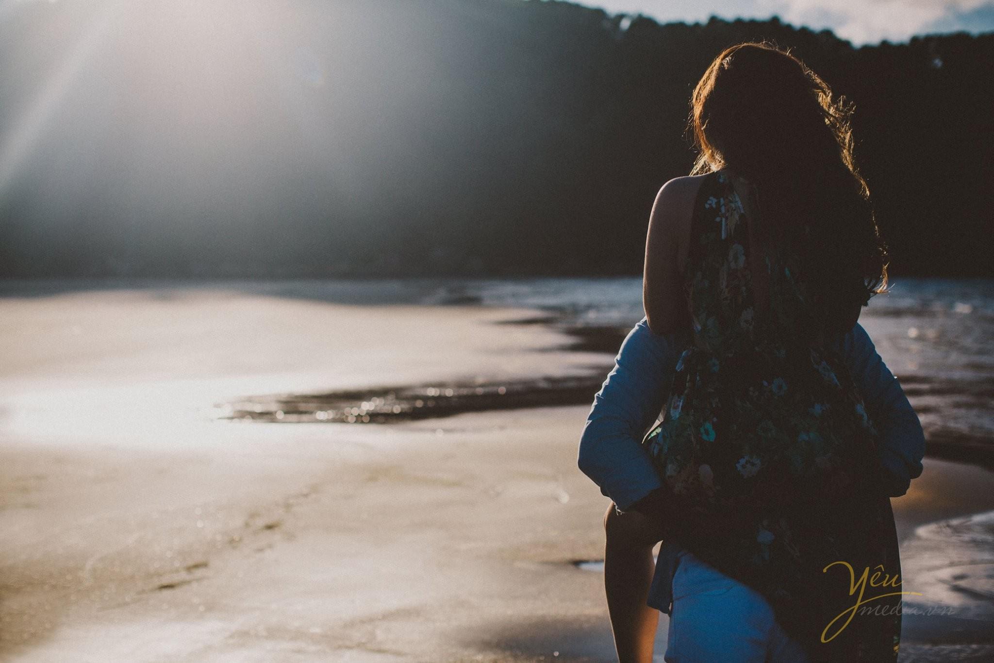 chú rể cõng cô dâu trên biển chiều hoàng hôn