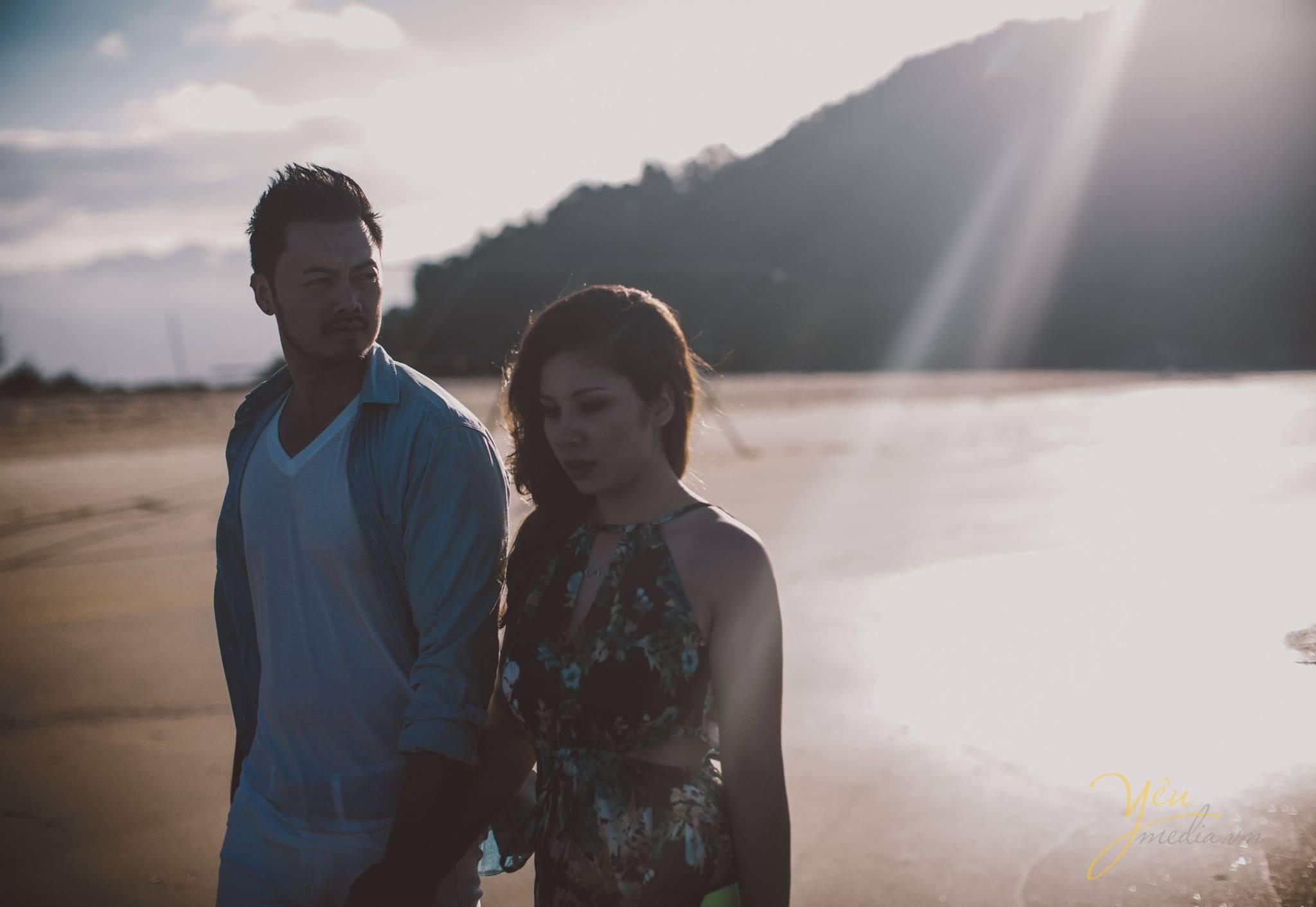 cô dâu chú rể đi dạo trên biển chiều hoàng hôn