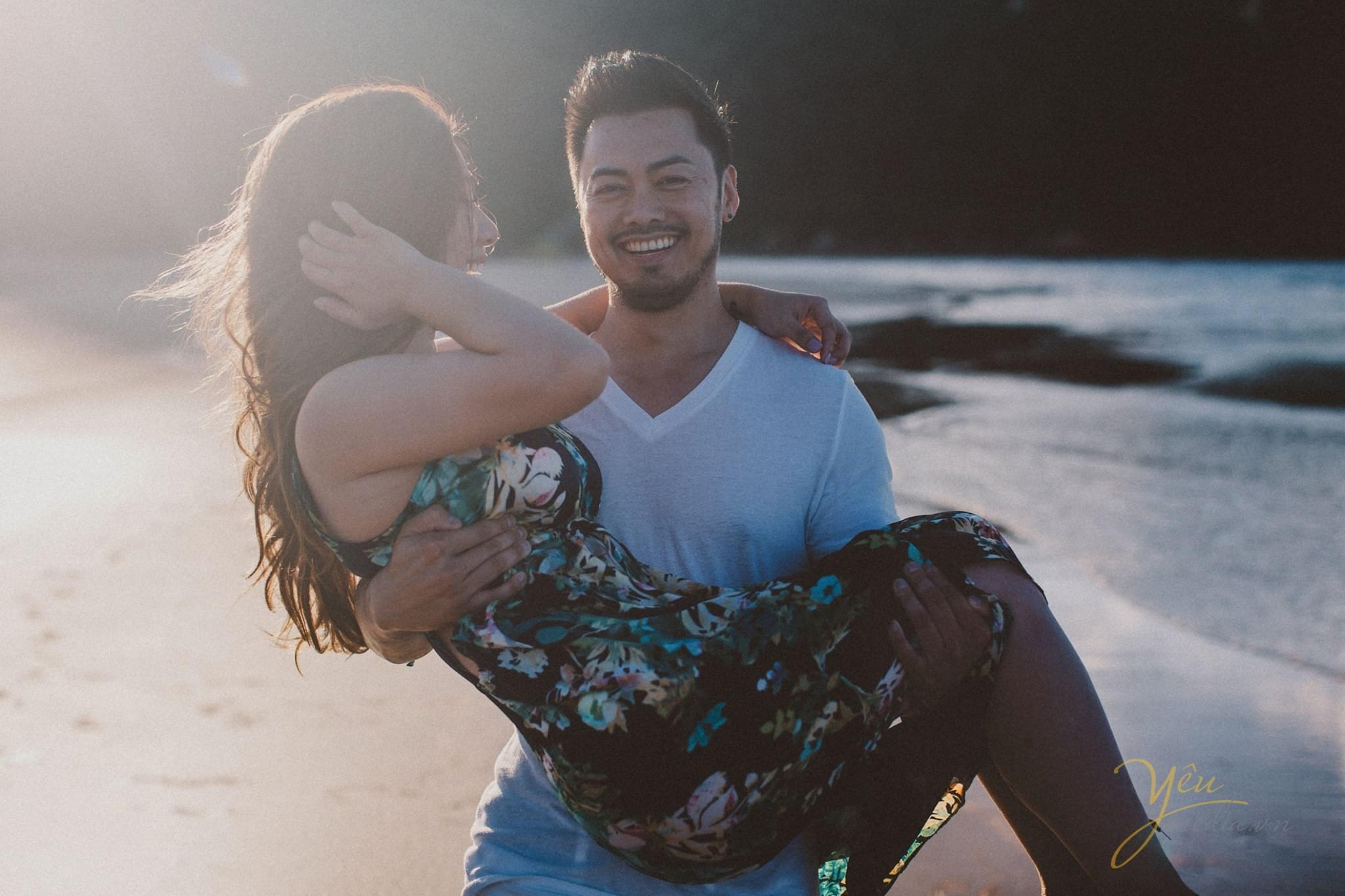 chú rể bế cô dâu trong nắng chiều trên biển