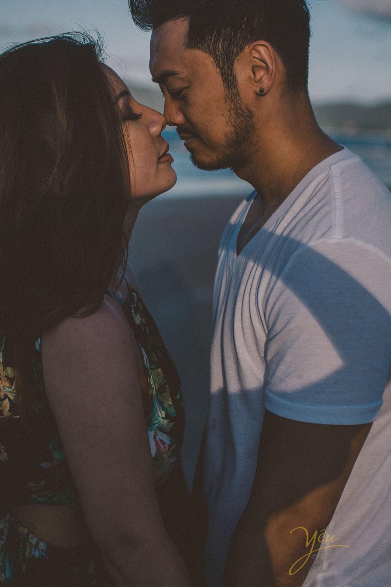 cô dâu chú rể quay mặt nhìn nhau, gió biển, nắng chiều, hoàng hôn