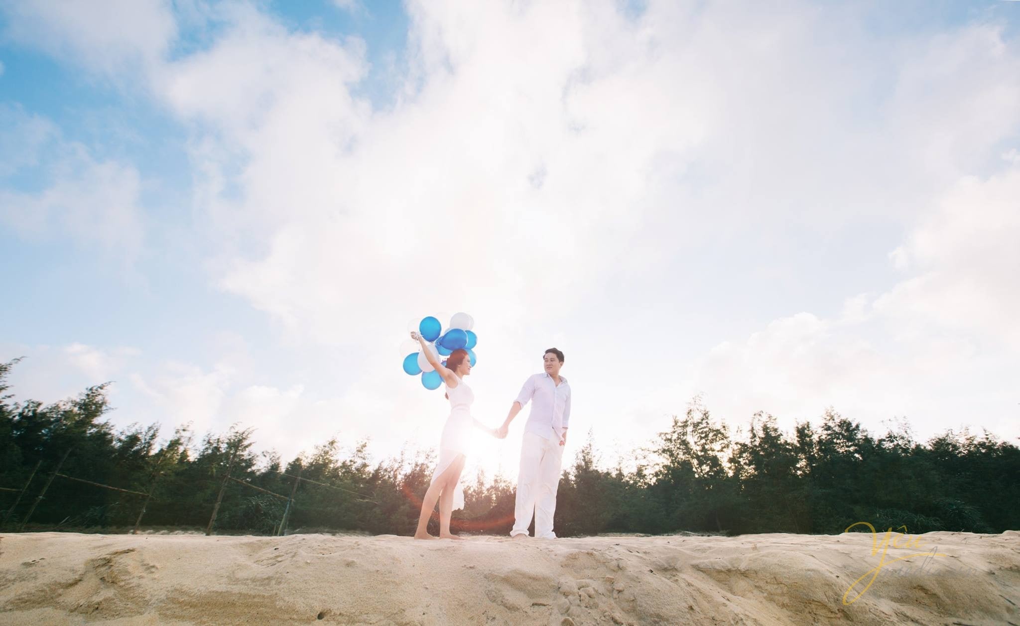 ảnh cưới cô dâu chú rể đứng ngắm hoàng hôn