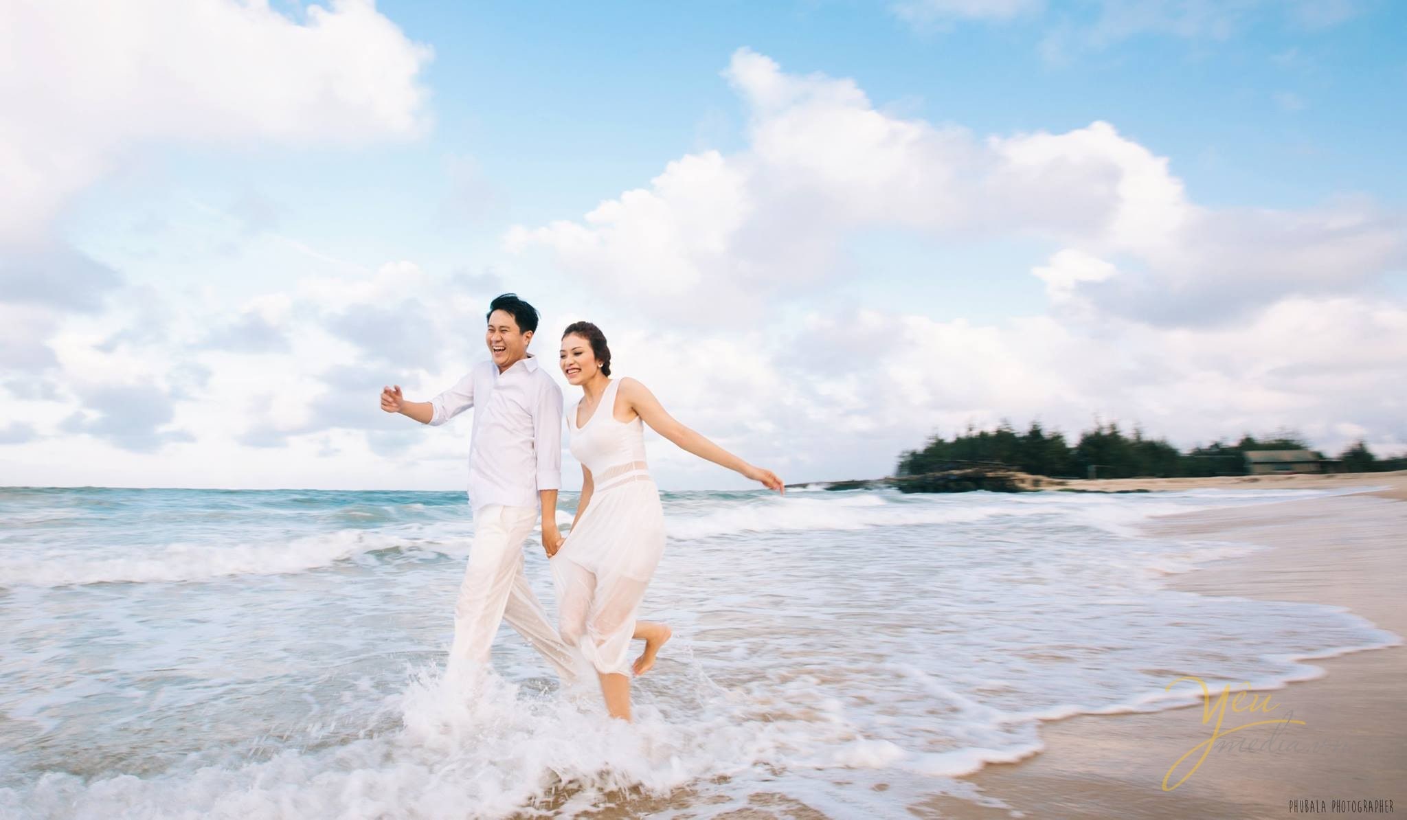 cô dâu chú rể nô đùa trên bờ biển