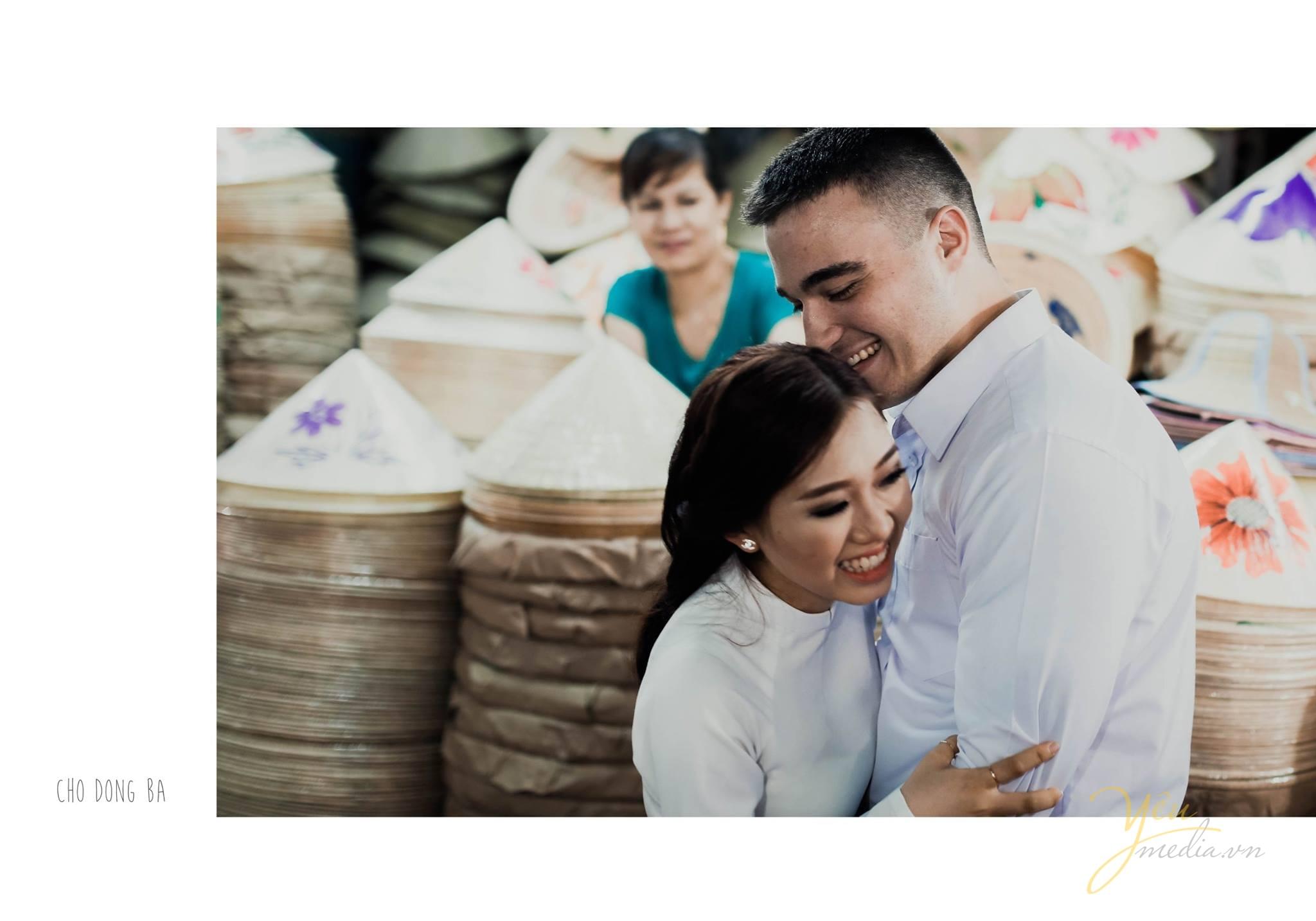 ảnh cưới chụp áo dài trắng cạnh hàng bán nón lá việt Nam