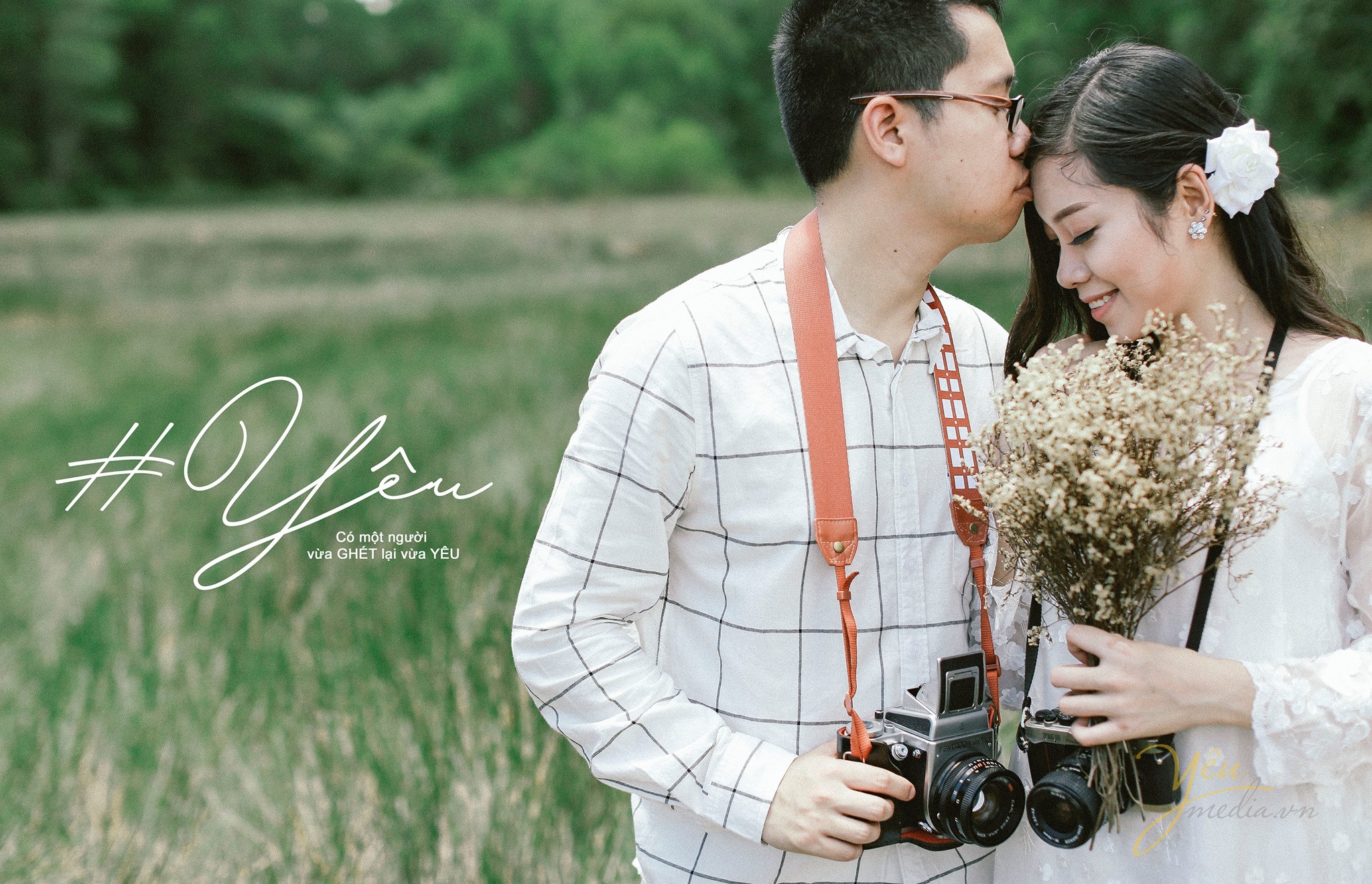 ảnh cưới nhẹ nhàng vintage chú rể hôn trán cô dâu