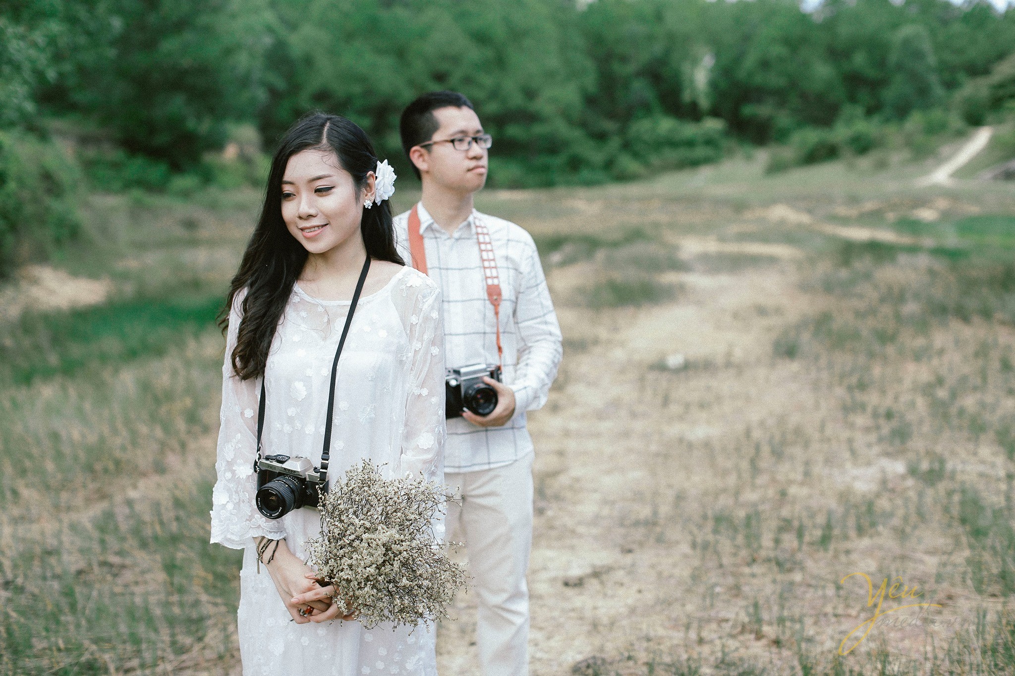 ảnh cưới phong cách nhẹ nhàng chụp tại đồng cỏ