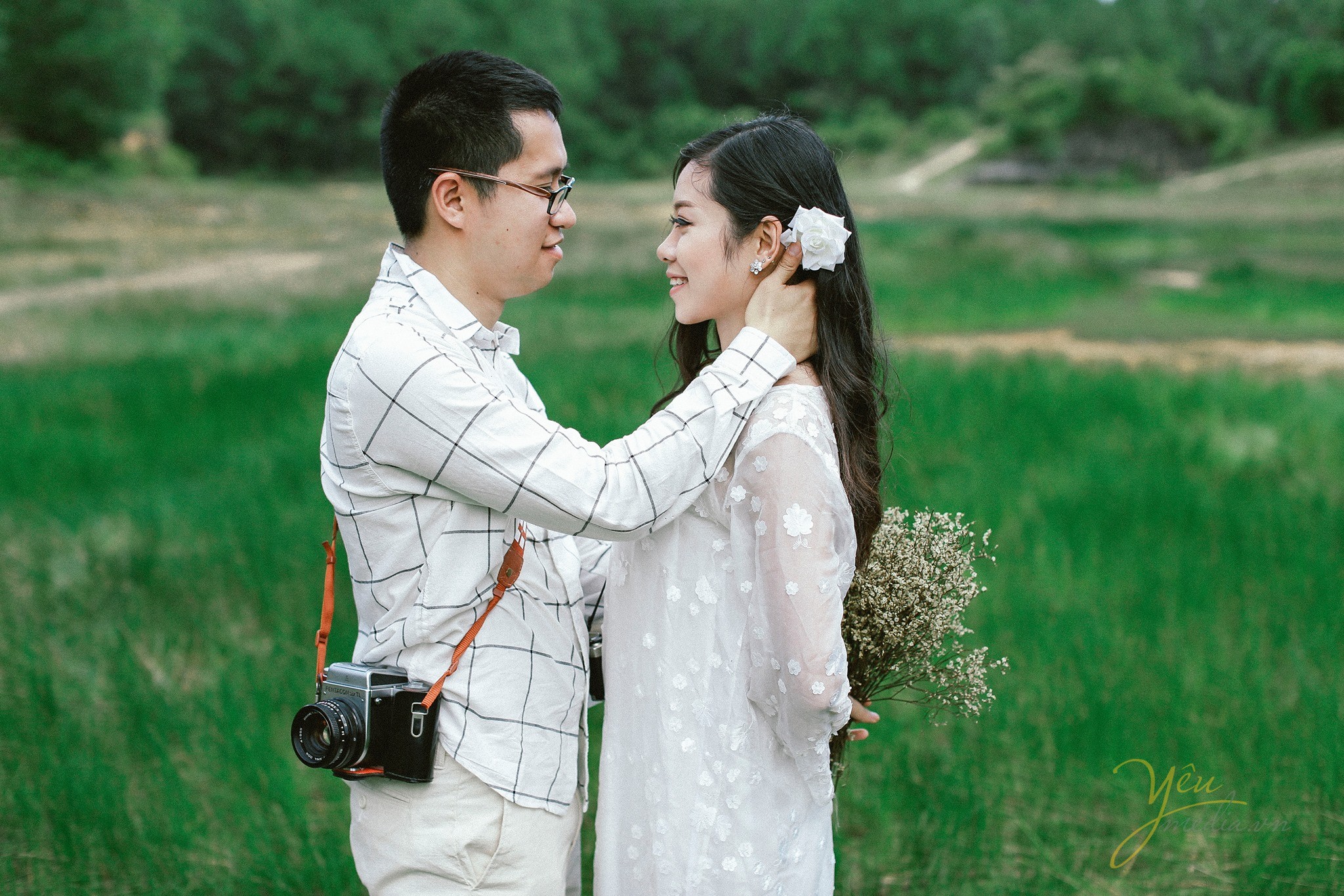 ảnh cưới phong cách nhẹ nhàng chụp tại đồng cỏ