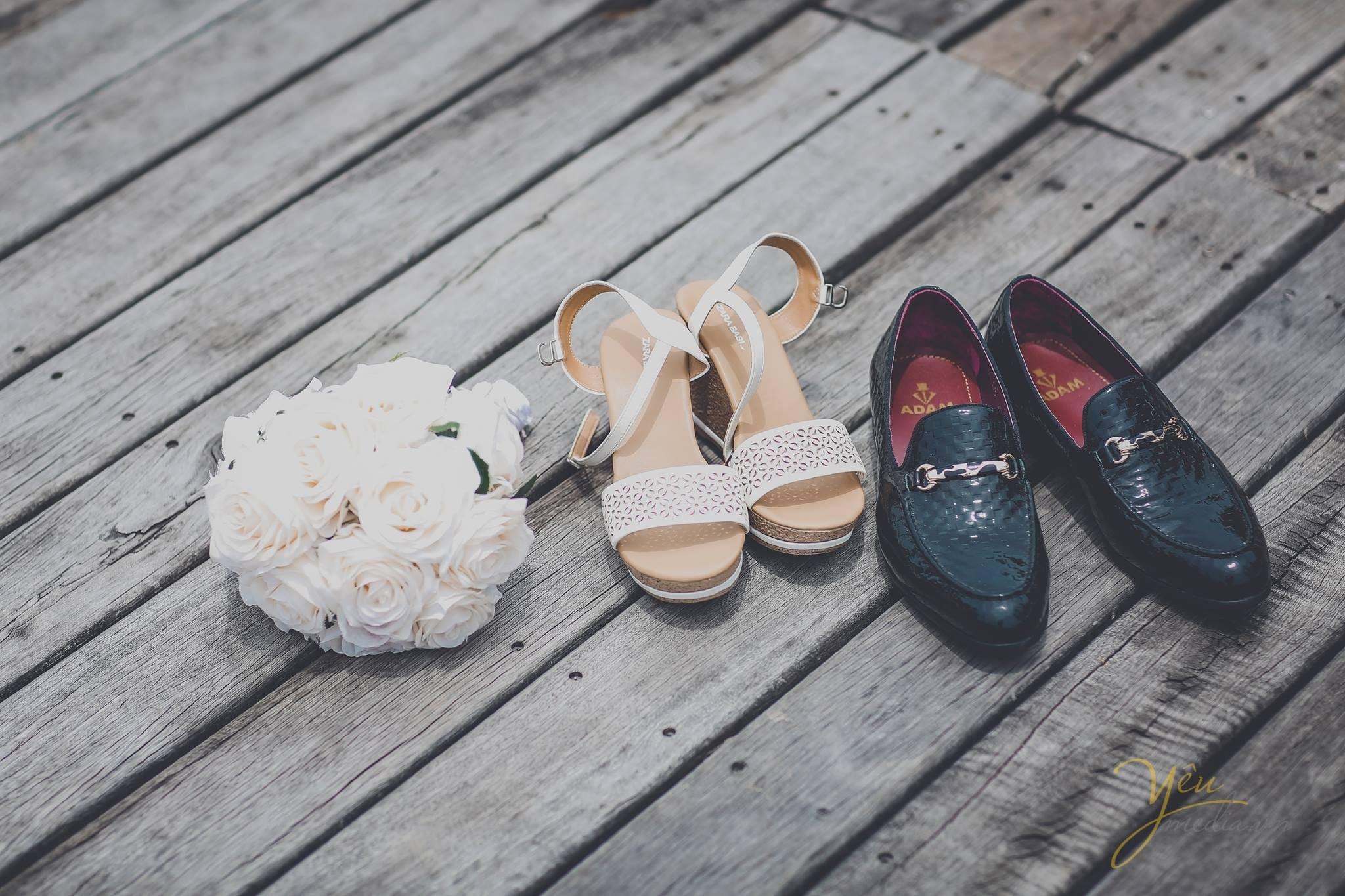 ảnh chụp hoa cưới giày cưới cô dâu chú rể