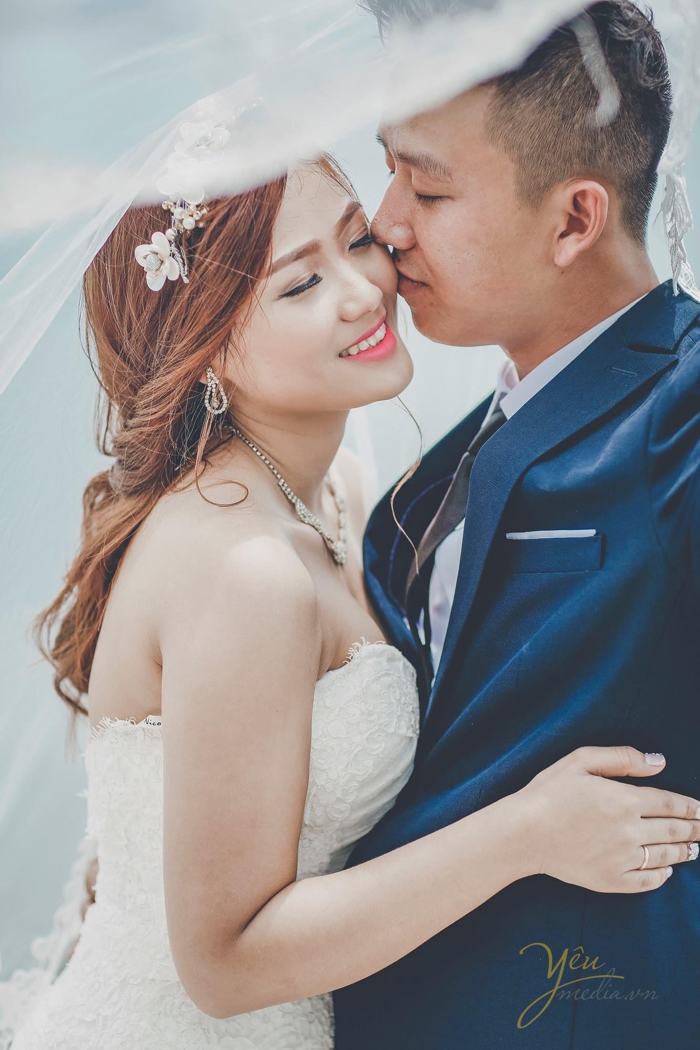 chú rể hôn má cô dâu