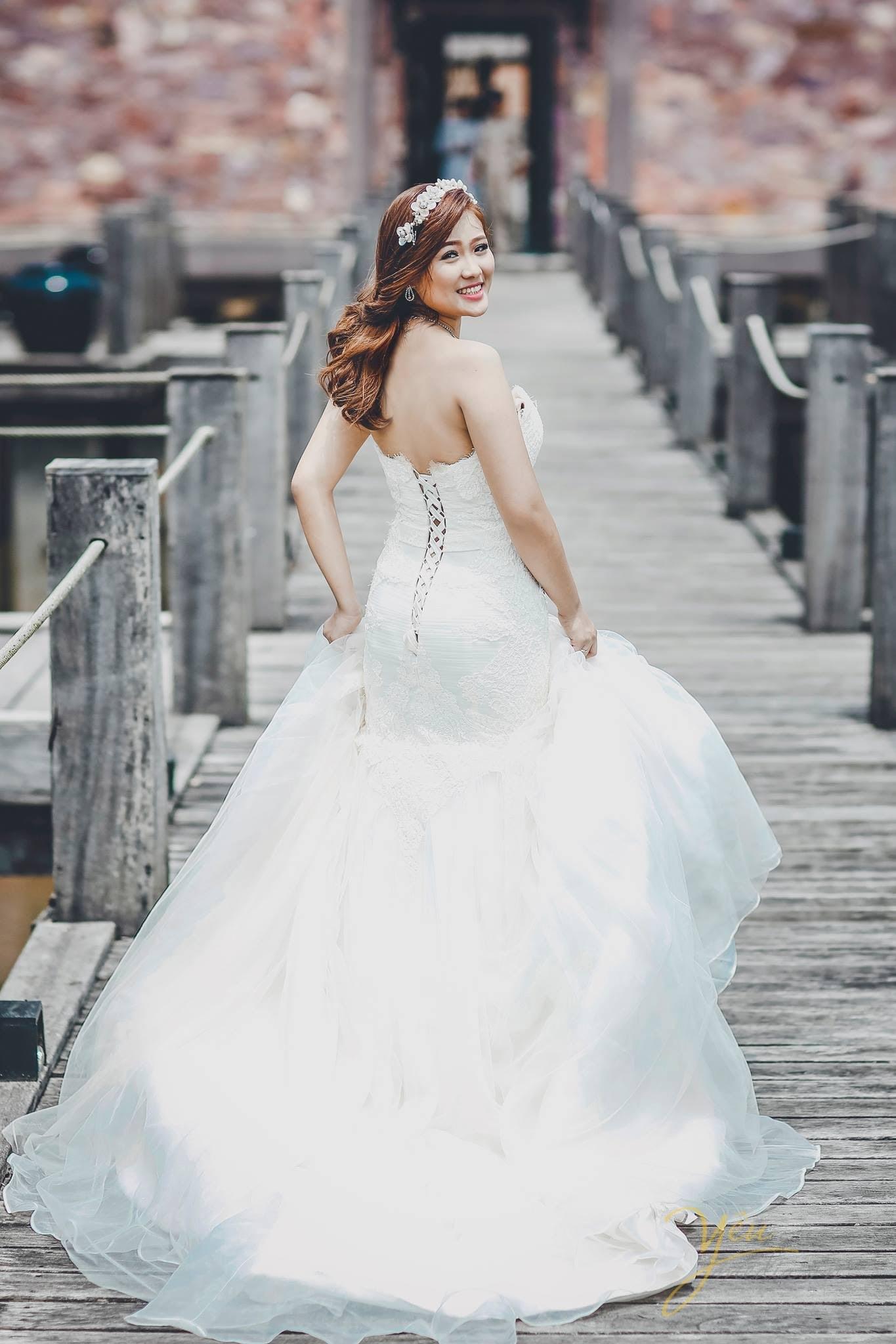 ảnh chụp cô dâu từ phía sau bê váy chạy