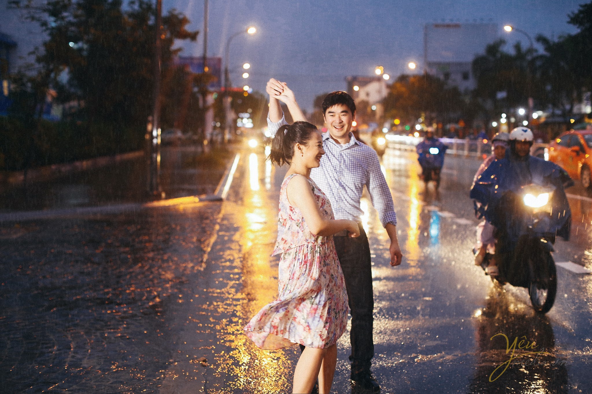 ảnh cưới dưới mưa đèn đường vàng
