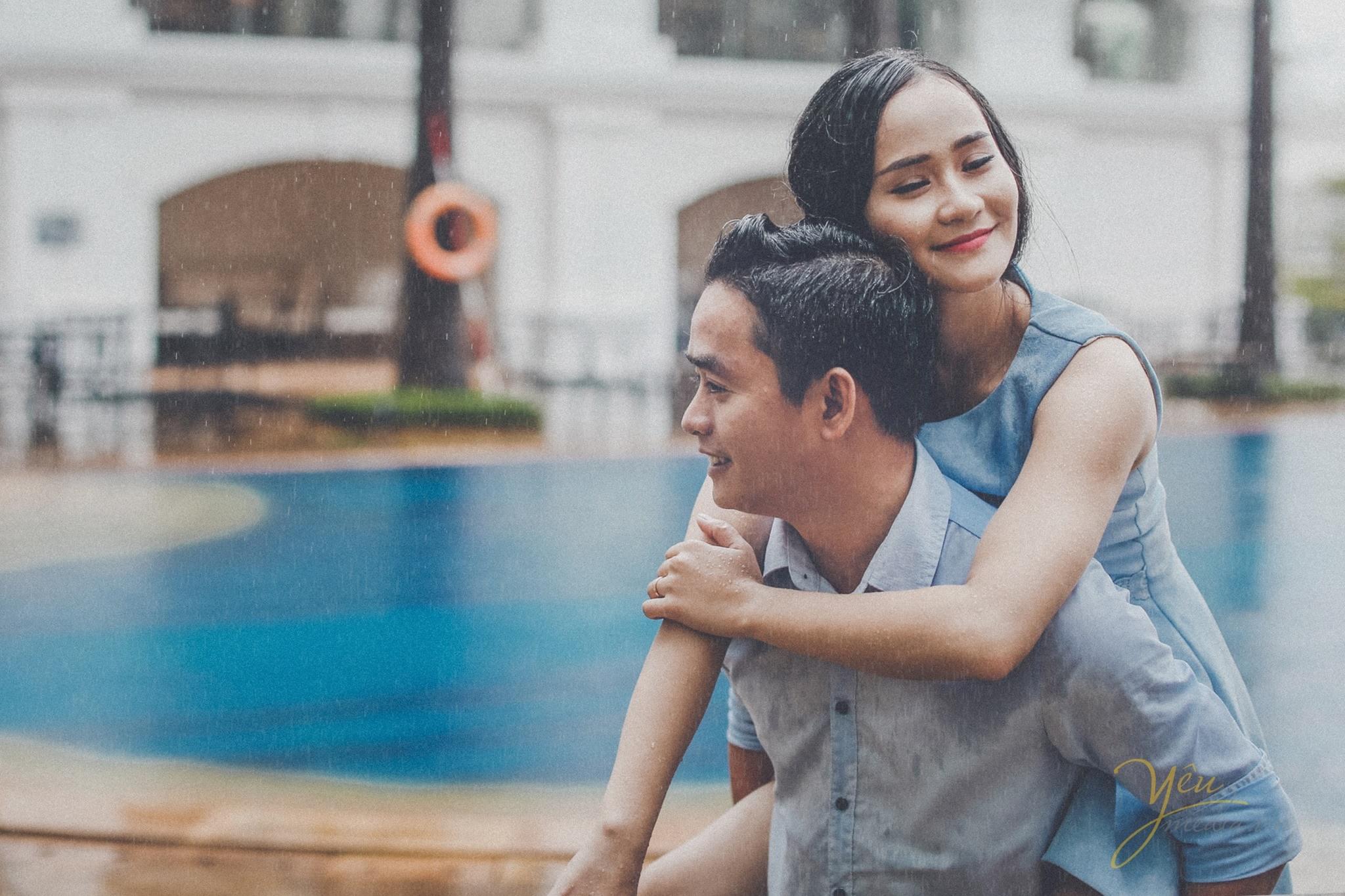 ảnh cưới trời mưa chụp cảnh đời thường chú rể cõng cô dâu