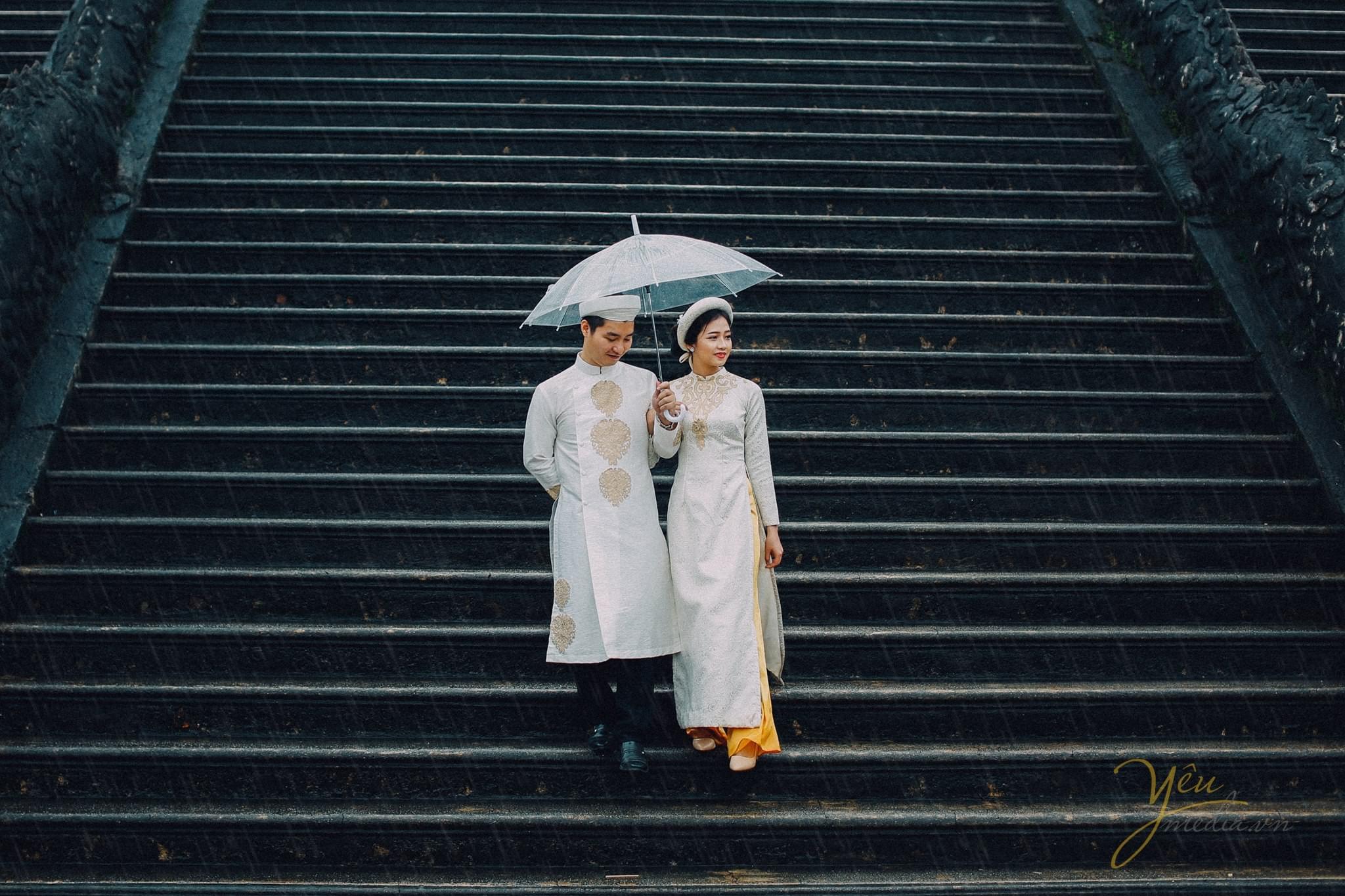 Ảnh cưới chụp trời mưa tại huế áo dài truyền thống