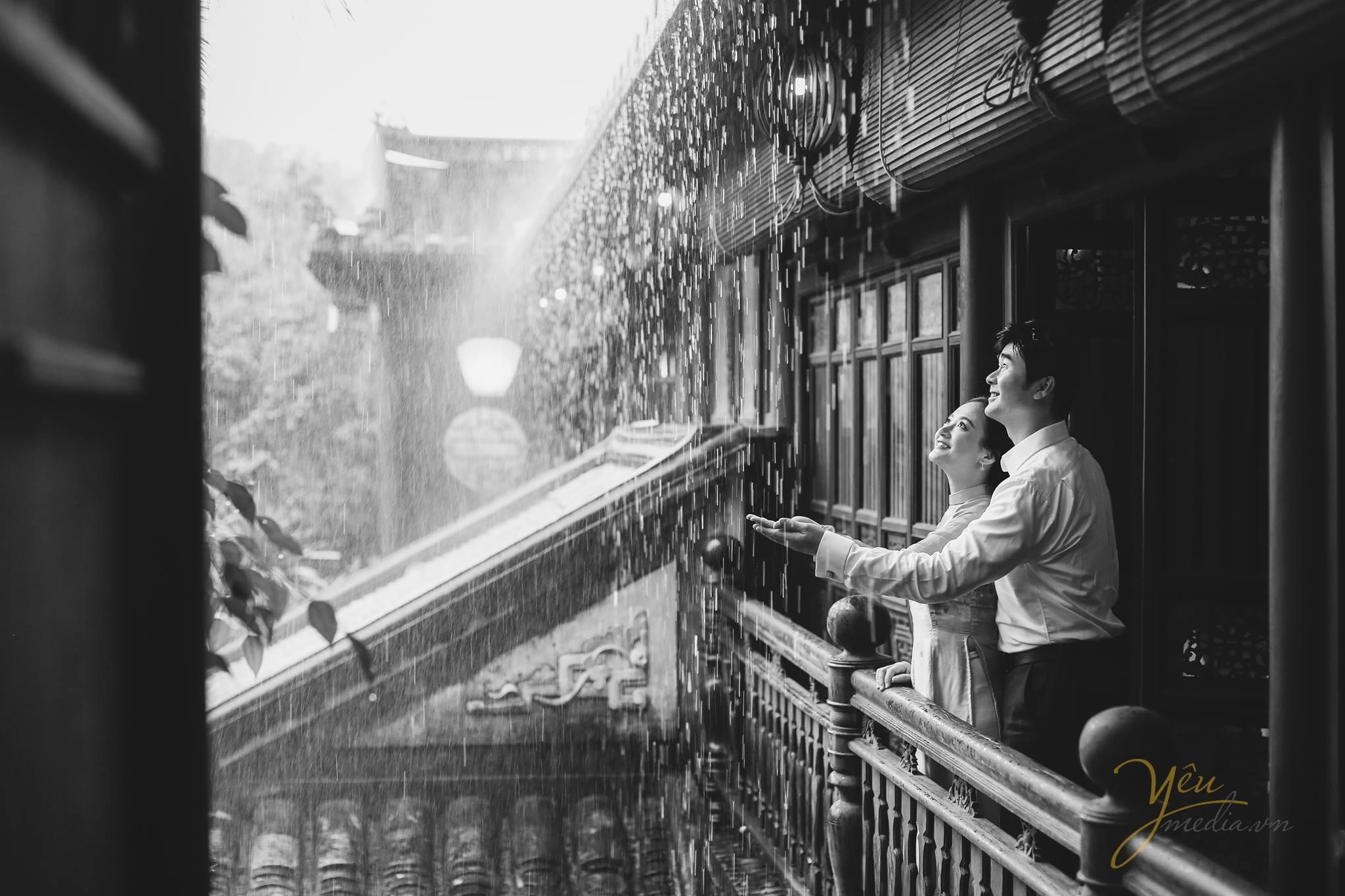 ảnh chụp cưới trời mưa đen trắng