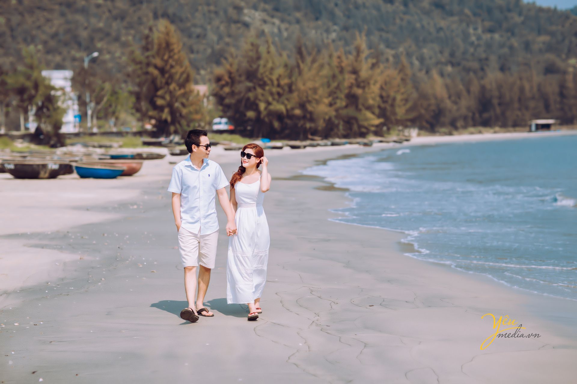 cô dâu chú rể đi dạo trên biển