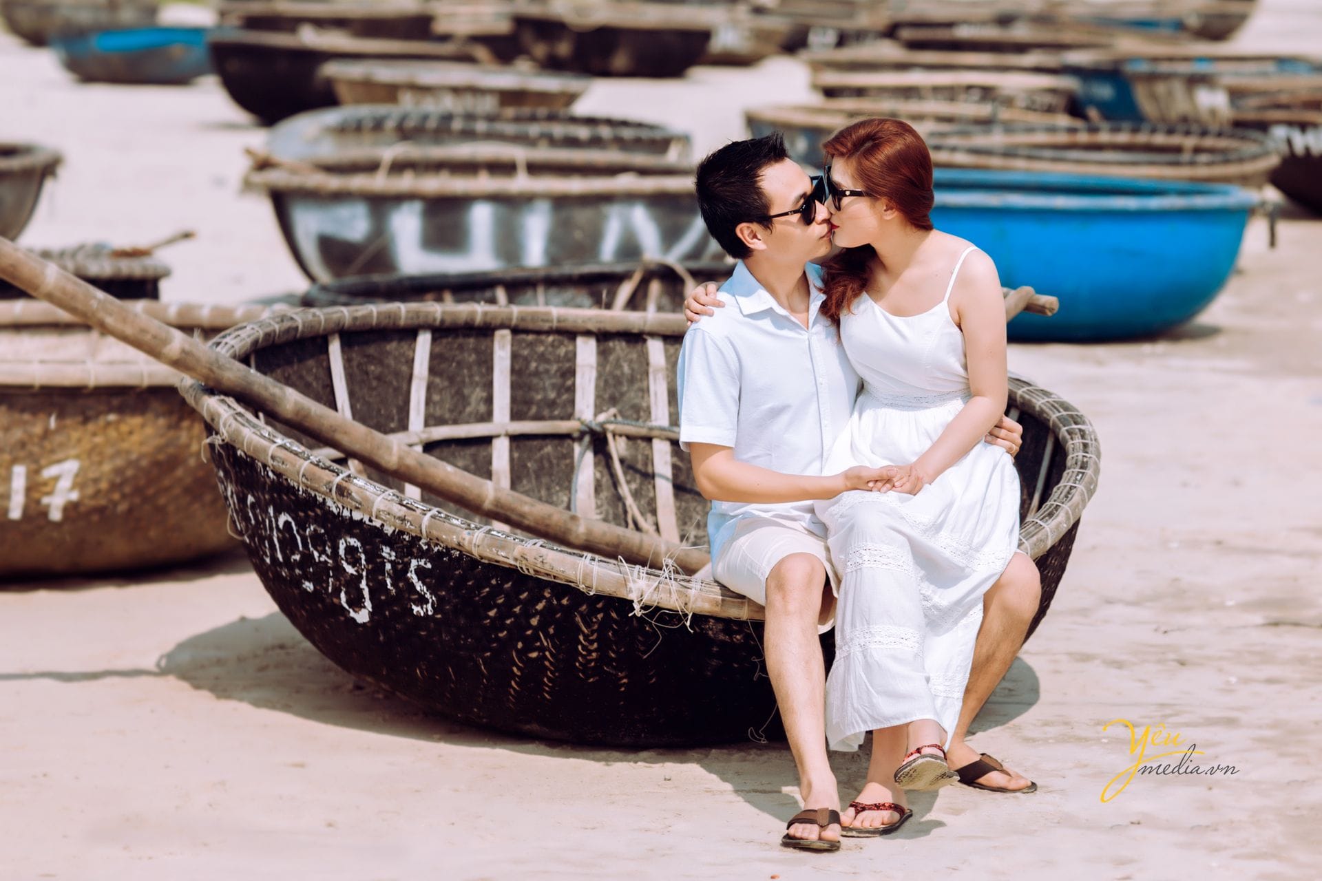ảnh cưới chụp tạ biển cạnh thúng đi biển