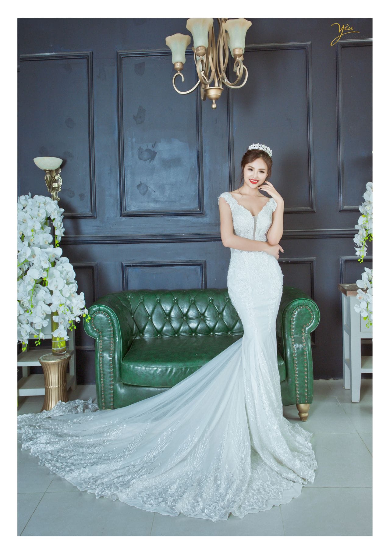 ảnh chụp cô dâu đơn đứng trước khung cửa gỗ