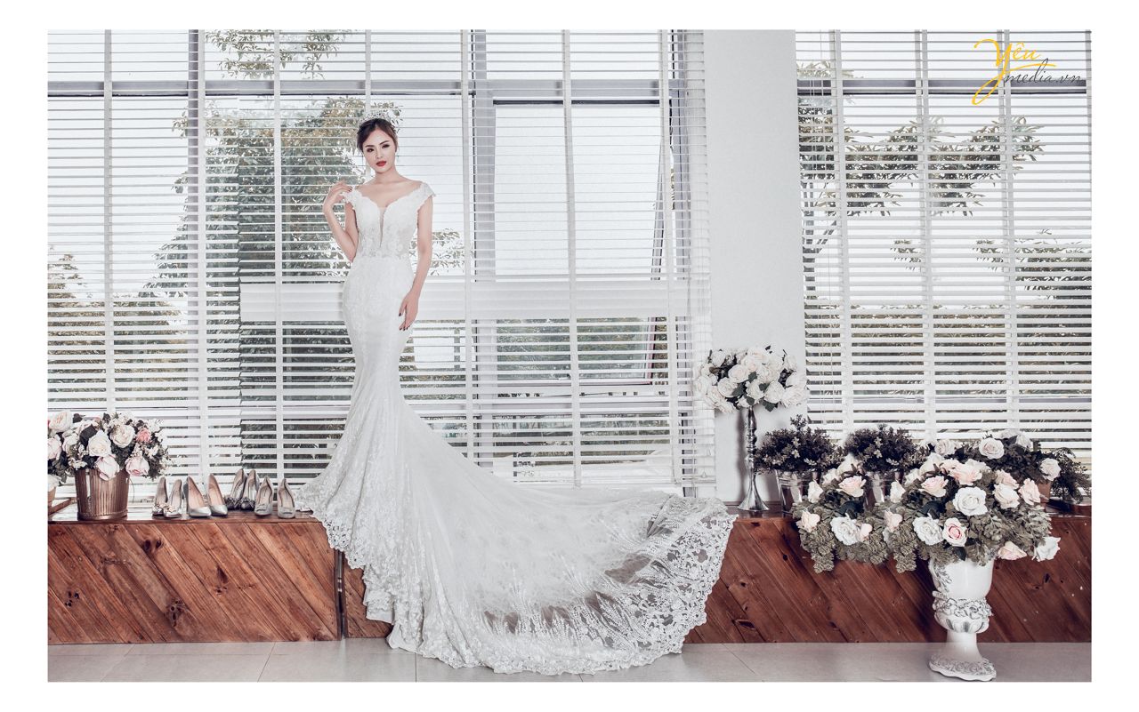 chụp cô dâu đơn đứng trước khung cửa màu trắng