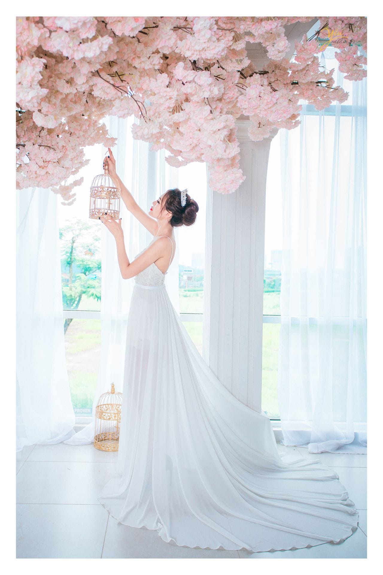 ảnh chụp cô dâu đơn bên hoa anh đào