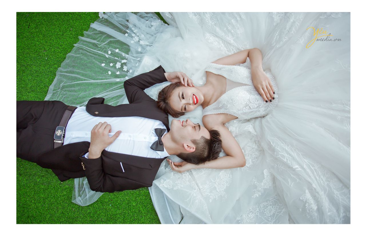 ảnh chụp cô dâu chú rể nằm ngược đầu nhau trên váy cưới