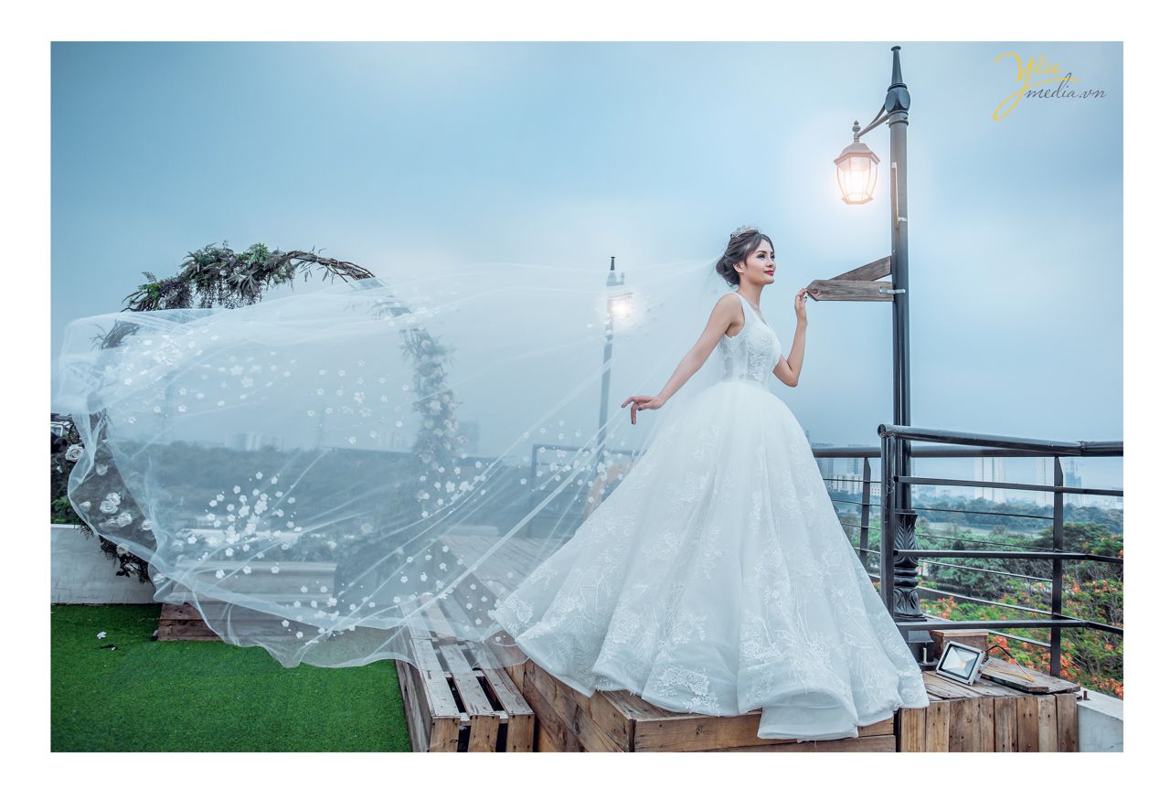 ảnh chụp cô dâu đơn đứng bên cột đèn châu âu