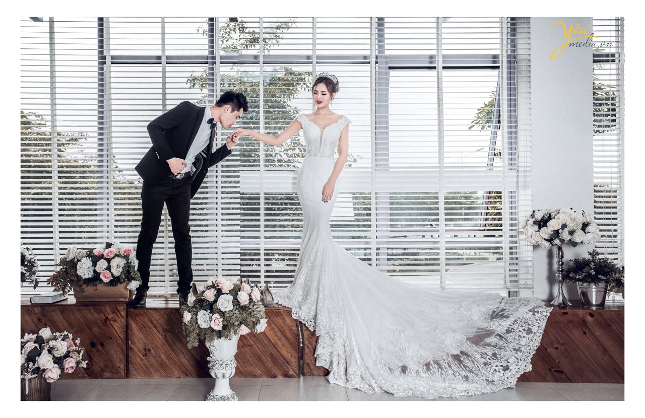 chú rể hôn tay cô dâu