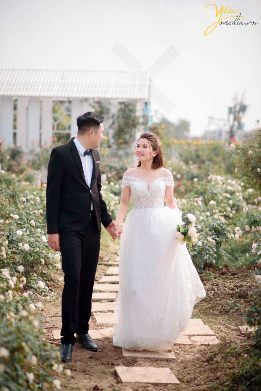 Chính vì vẻ đẹp thơ mộng mà giản dị này của thảo nguyên hoa Thạch Cầu, cặp đôi chú rể Tòng - cô dâu Thanh của Yêu Media đã quyết định lựa chọn địa điểm này làm phim trường chụp ảnh cho bộ hình cưới ý nghĩa của cuộc đời mình.