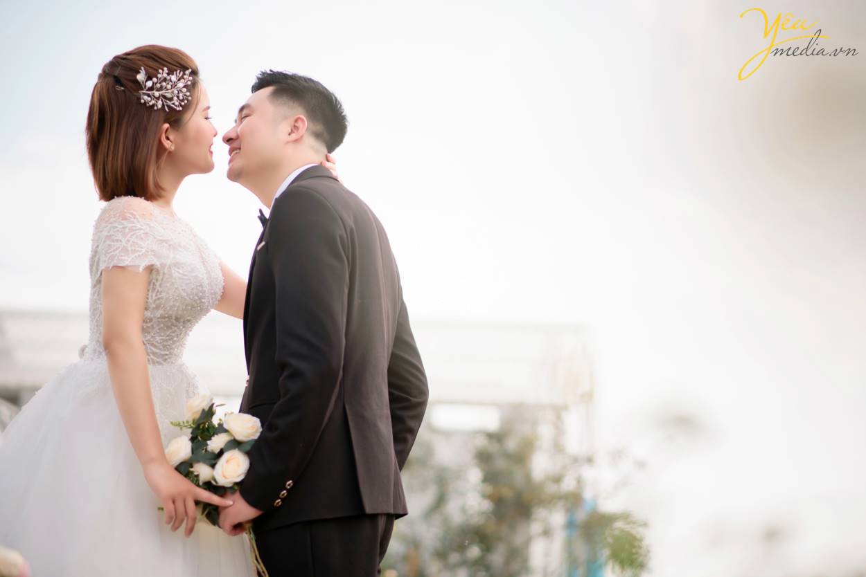 Chính vì vẻ đẹp thơ mộng mà giản dị này của thảo nguyên hoa Thạch Cầu, cặp đôi chú rể Tòng - cô dâu Thanh của Yêu Media đã quyết định lựa chọn địa điểm này làm phim trường chụp ảnh cho bộ hình cưới ý nghĩa của cuộc đời mình.
