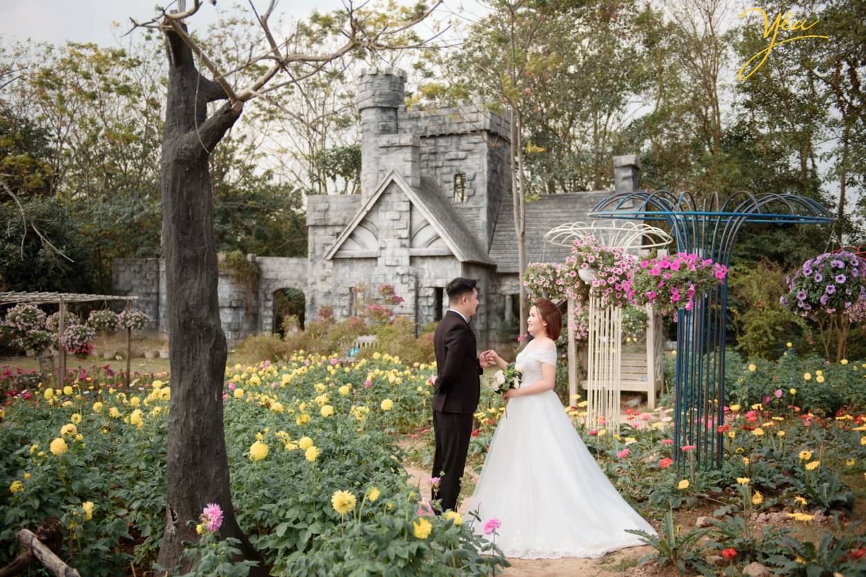 Chính vì vẻ đẹp thơ mộng mà giản dị này của thảo nguyên hoa Thạch Cầu, cặp đôi chú rể Tòng - cô dâu Thanh của Yêu Media đã quyết định lựa chọn địa điểm này làm phim trường chụp ảnh cho bộ hình cưới ý nghĩa của cuộc đời mình.
