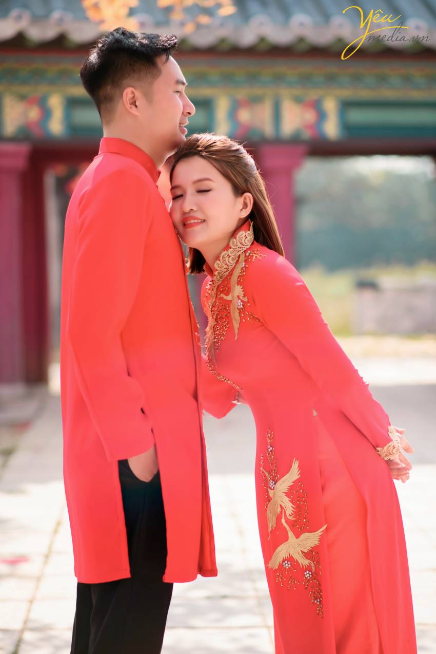 Chính vì vẻ đẹp thơ mộng mà giản dị này của thảo nguyên hoa Thạch Cầu, cặp đôi chú rể Tòng - cô dâu Thanh của Yêu Media đã quyết định lựa chọn địa điểm này làm phim trường chụp ảnh cho bộ hình cưới ý nghĩa của cuộc đời mình.
