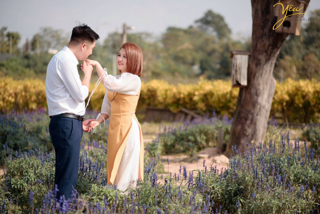 Chính vì vẻ đẹp thơ mộng mà giản dị này của thảo nguyên hoa Thạch Cầu, cặp đôi chú rể Tòng - cô dâu Thanh của Yêu Media đã quyết định lựa chọn địa điểm này làm phim trường chụp ảnh cho bộ hình cưới ý nghĩa của cuộc đời mình.