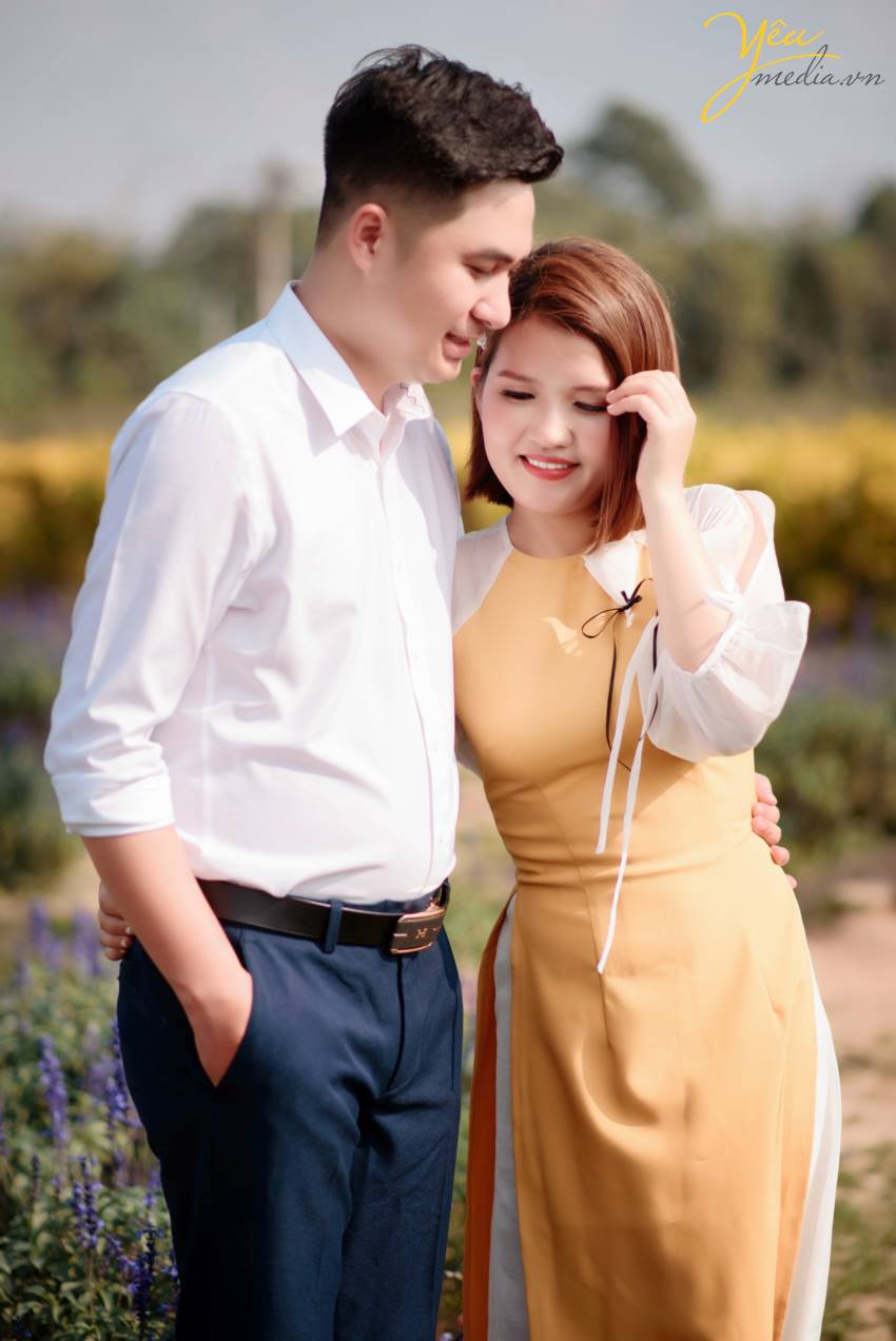 Chính vì vẻ đẹp thơ mộng mà giản dị này của thảo nguyên hoa Thạch Cầu, cặp đôi chú rể Tòng - cô dâu Thanh của Yêu Media đã quyết định lựa chọn địa điểm này làm phim trường chụp ảnh cho bộ hình cưới ý nghĩa của cuộc đời mình.