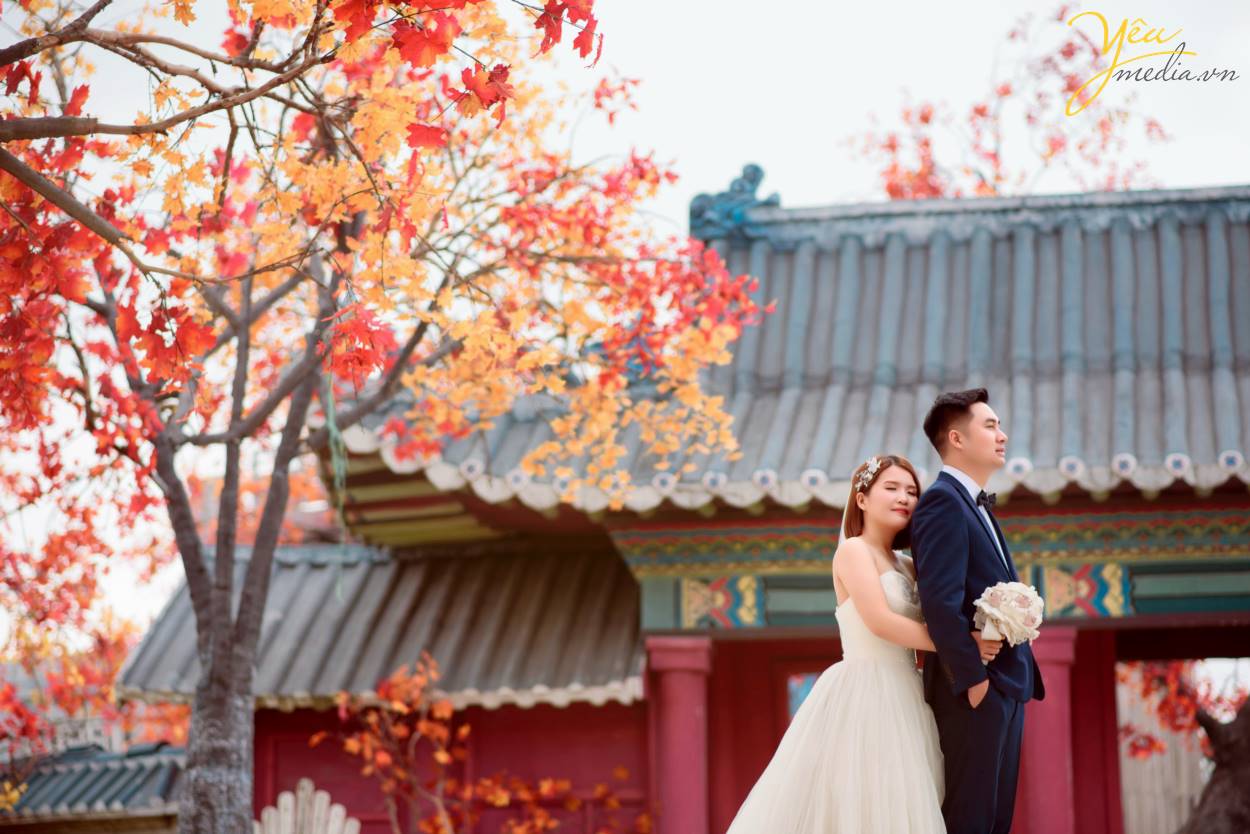 Chính vì vẻ đẹp thơ mộng mà giản dị này của thảo nguyên hoa Thạch Cầu, cặp đôi chú rể Tòng - cô dâu Thanh của Yêu Media đã quyết định lựa chọn địa điểm này làm phim trường chụp ảnh cho bộ hình cưới ý nghĩa của cuộc đời mình.