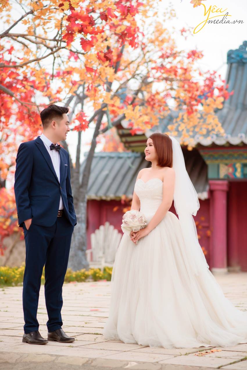 Chính vì vẻ đẹp thơ mộng mà giản dị này của thảo nguyên hoa Thạch Cầu, cặp đôi chú rể Tòng - cô dâu Thanh của Yêu Media đã quyết định lựa chọn địa điểm này làm phim trường chụp ảnh cho bộ hình cưới ý nghĩa của cuộc đời mình.