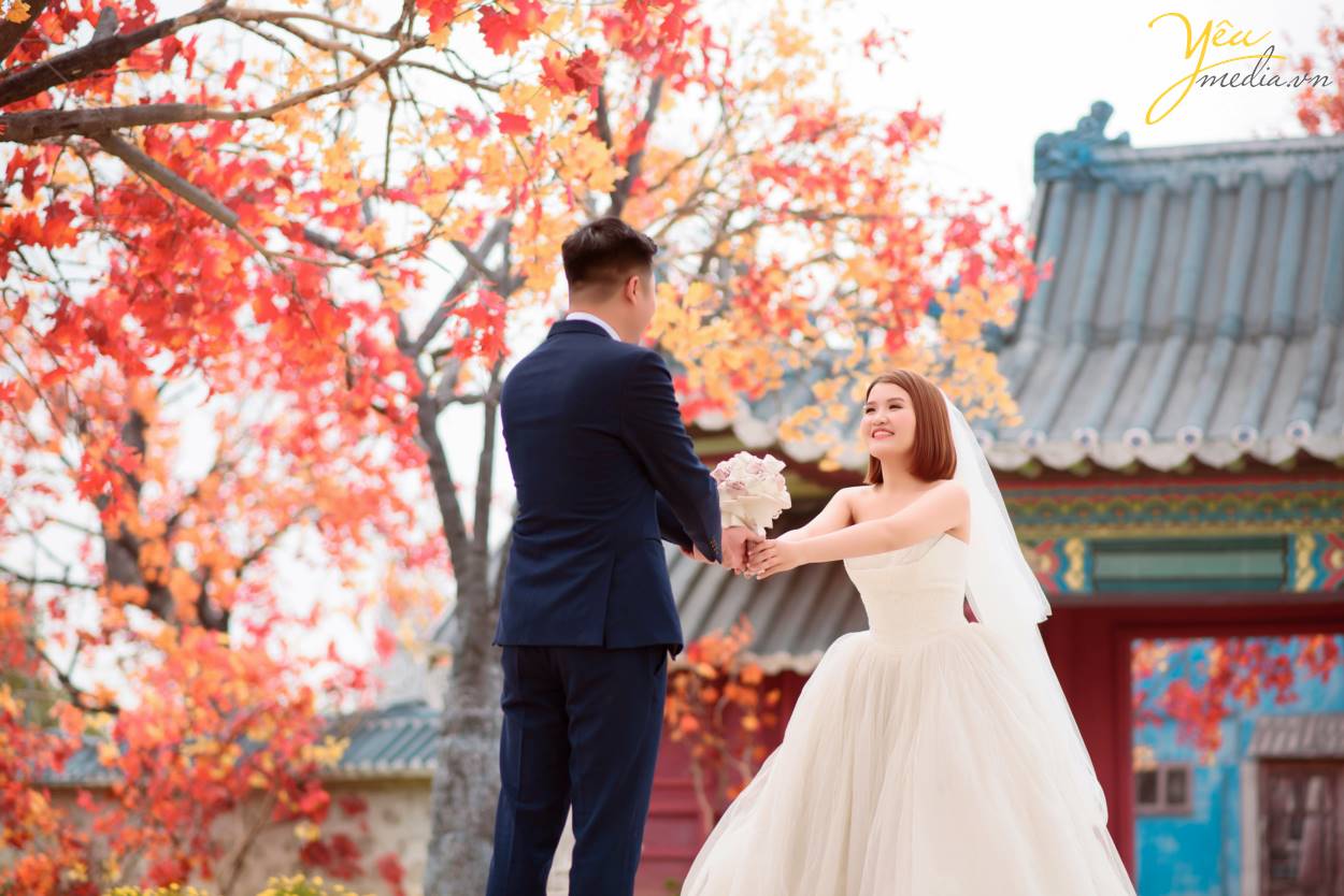 Chính vì vẻ đẹp thơ mộng mà giản dị này của thảo nguyên hoa Thạch Cầu, cặp đôi chú rể Tòng - cô dâu Thanh của Yêu Media đã quyết định lựa chọn địa điểm này làm phim trường chụp ảnh cho bộ hình cưới ý nghĩa của cuộc đời mình.