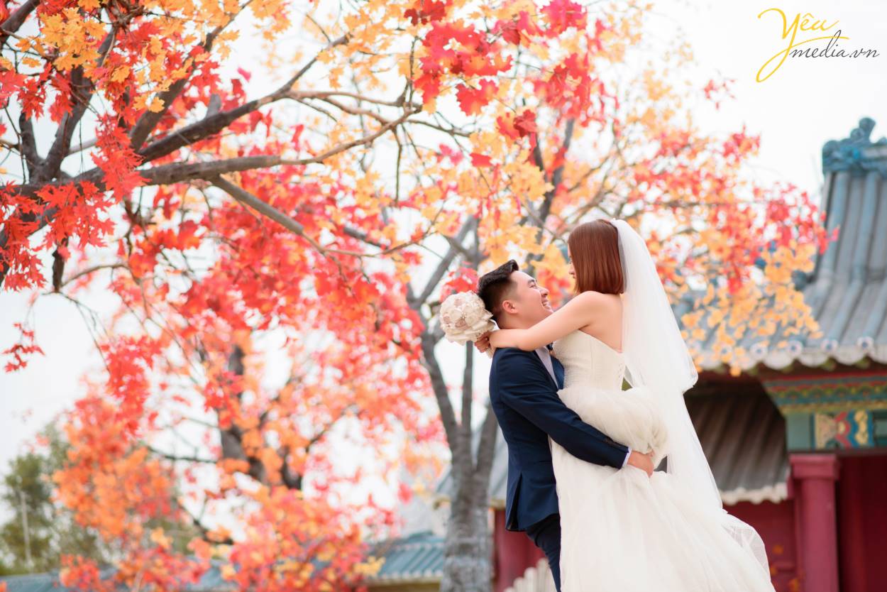 Chính vì vẻ đẹp thơ mộng mà giản dị này của thảo nguyên hoa Thạch Cầu, cặp đôi chú rể Tòng - cô dâu Thanh của Yêu Media đã quyết định lựa chọn địa điểm này làm phim trường chụp ảnh cho bộ hình cưới ý nghĩa của cuộc đời mình.