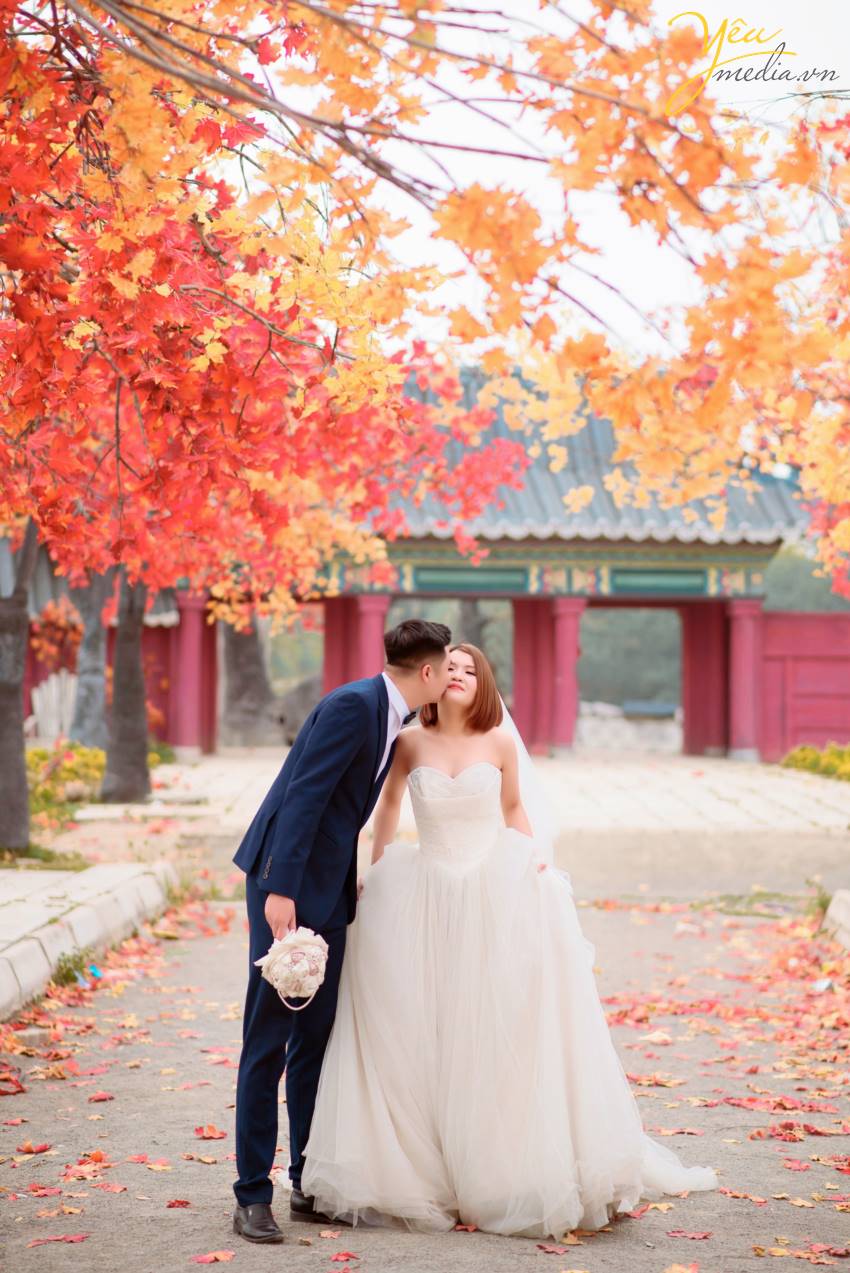 Chính vì vẻ đẹp thơ mộng mà giản dị này của thảo nguyên hoa Thạch Cầu, cặp đôi chú rể Tòng - cô dâu Thanh của Yêu Media đã quyết định lựa chọn địa điểm này làm phim trường chụp ảnh cho bộ hình cưới ý nghĩa của cuộc đời mình.