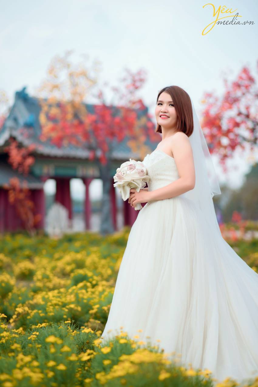Chính vì vẻ đẹp thơ mộng mà giản dị này của thảo nguyên hoa Thạch Cầu, cặp đôi chú rể Tòng - cô dâu Thanh của Yêu Media đã quyết định lựa chọn địa điểm này làm phim trường chụp ảnh cho bộ hình cưới ý nghĩa của cuộc đời mình.