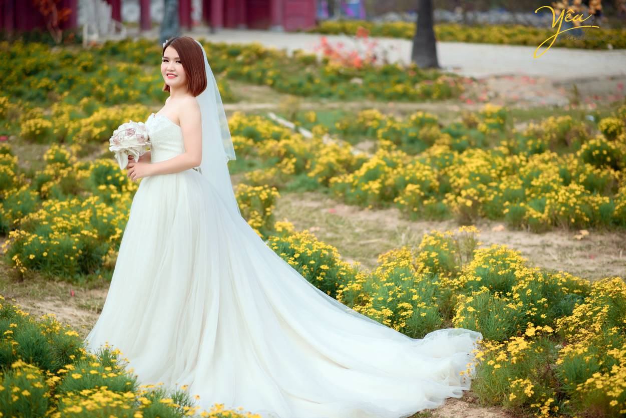 Chính vì vẻ đẹp thơ mộng mà giản dị này của thảo nguyên hoa Thạch Cầu, cặp đôi chú rể Tòng - cô dâu Thanh của Yêu Media đã quyết định lựa chọn địa điểm này làm phim trường chụp ảnh cho bộ hình cưới ý nghĩa của cuộc đời mình.
