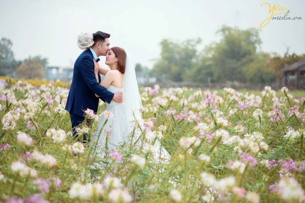 Chính vì vẻ đẹp thơ mộng mà giản dị này của thảo nguyên hoa Thạch Cầu, cặp đôi chú rể Tòng - cô dâu Thanh của Yêu Media đã quyết định lựa chọn địa điểm này làm phim trường chụp ảnh cho bộ hình cưới ý nghĩa của cuộc đời mình.