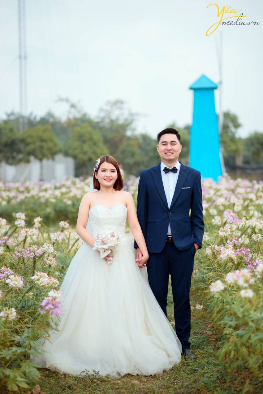 Chính vì vẻ đẹp thơ mộng mà giản dị này của thảo nguyên hoa Thạch Cầu, cặp đôi chú rể Tòng - cô dâu Thanh của Yêu Media đã quyết định lựa chọn địa điểm này làm phim trường chụp ảnh cho bộ hình cưới ý nghĩa của cuộc đời mình.
