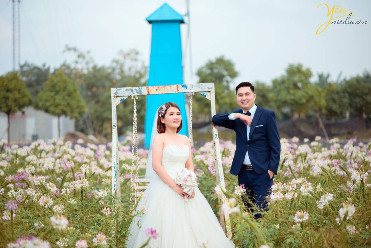 Chính vì vẻ đẹp thơ mộng mà giản dị này của thảo nguyên hoa Thạch Cầu, cặp đôi chú rể Tòng - cô dâu Thanh của Yêu Media đã quyết định lựa chọn địa điểm này làm phim trường chụp ảnh cho bộ hình cưới ý nghĩa của cuộc đời mình.