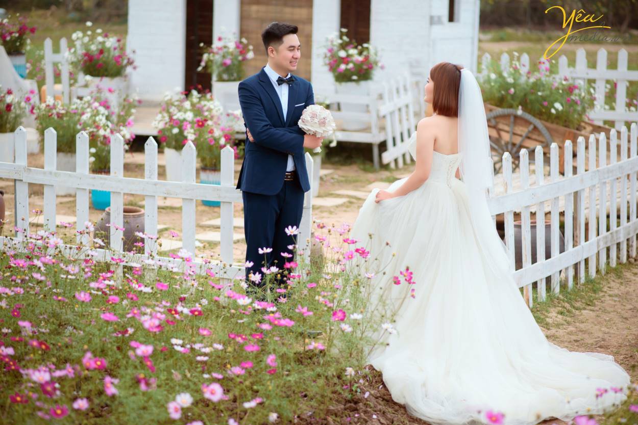 Chính vì vẻ đẹp thơ mộng mà giản dị này của thảo nguyên hoa Thạch Cầu, cặp đôi chú rể Tòng - cô dâu Thanh của Yêu Media đã quyết định lựa chọn địa điểm này làm phim trường chụp ảnh cho bộ hình cưới ý nghĩa của cuộc đời mình.