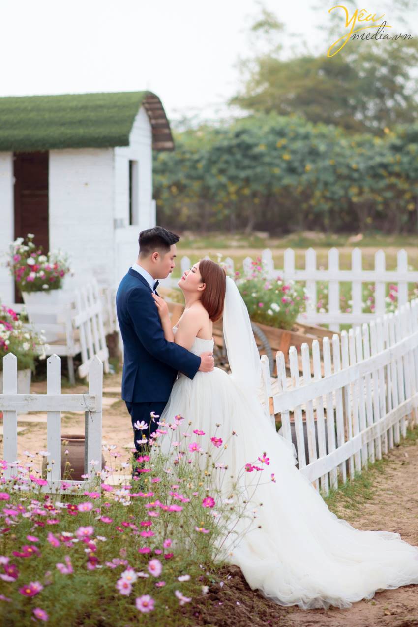Chính vì vẻ đẹp thơ mộng mà giản dị này của thảo nguyên hoa Thạch Cầu, cặp đôi chú rể Tòng - cô dâu Thanh của Yêu Media đã quyết định lựa chọn địa điểm này làm phim trường chụp ảnh cho bộ hình cưới ý nghĩa của cuộc đời mình.