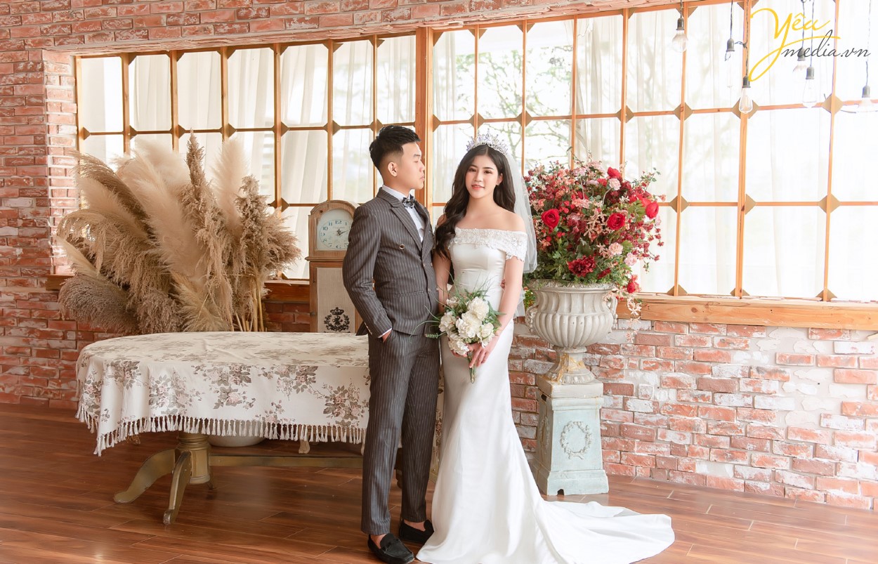 Đặc biệt phim trường Sanitori Park nằm ngay cạnh Công viên Yên Sở, một trong những địa điểm chụp ảnh cưới yêu thích của giới trẻ. Vì vậy, sau khi chụp ảnh cưới tại Sannitori, cô dâu chú rể có thể sang địa điểm chụp ảnh miễn phí là công viên Yên Sở để chụp những bức ảnh mang phong cách tự nhiên, lãng mạn.