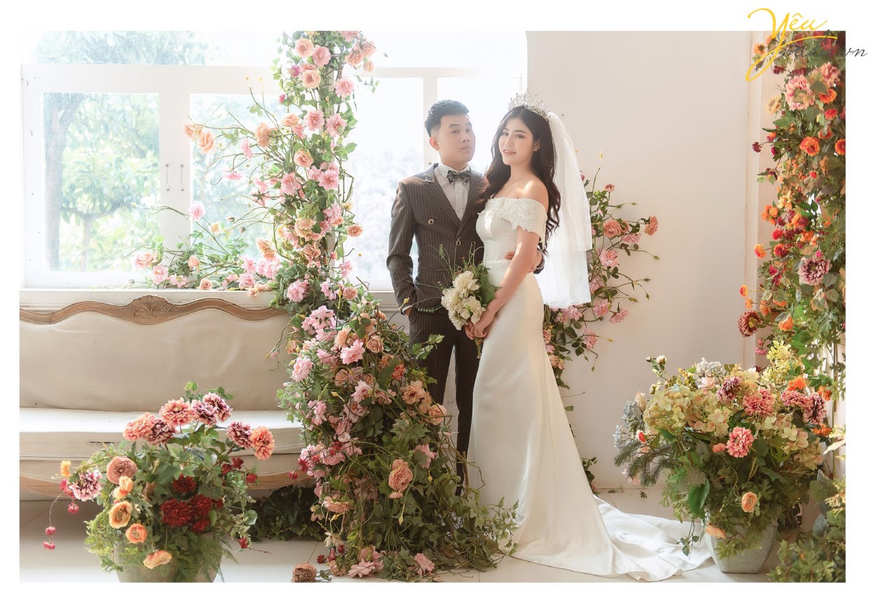 Đặc biệt phim trường Sanitori Park nằm ngay cạnh Công viên Yên Sở, một trong những địa điểm chụp ảnh cưới yêu thích của giới trẻ. Vì vậy, sau khi chụp ảnh cưới tại Sannitori, cô dâu chú rể có thể sang địa điểm chụp ảnh miễn phí là công viên Yên Sở để chụp những bức ảnh mang phong cách tự nhiên, lãng mạn.