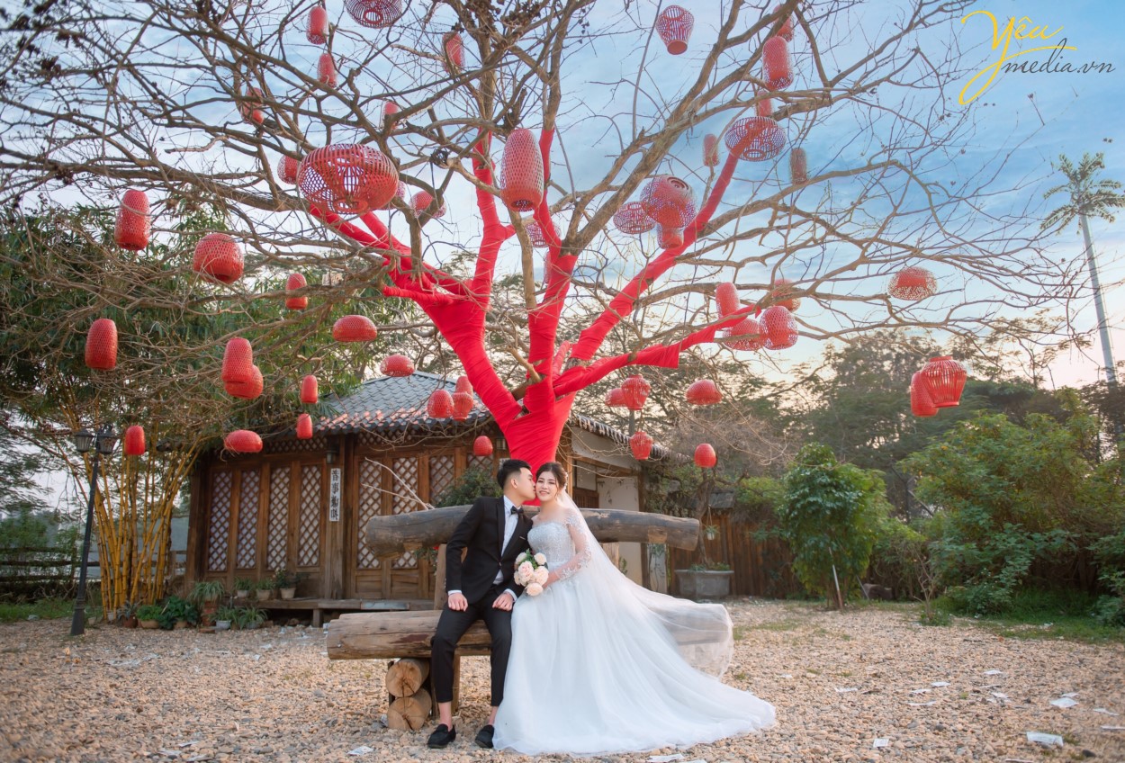 Đặc biệt phim trường Sanitori Park nằm ngay cạnh Công viên Yên Sở, một trong những địa điểm chụp ảnh cưới yêu thích của giới trẻ. Vì vậy, sau khi chụp ảnh cưới tại Sannitori, cô dâu chú rể có thể sang địa điểm chụp ảnh miễn phí là công viên Yên Sở để chụp những bức ảnh mang phong cách tự nhiên, lãng mạn.