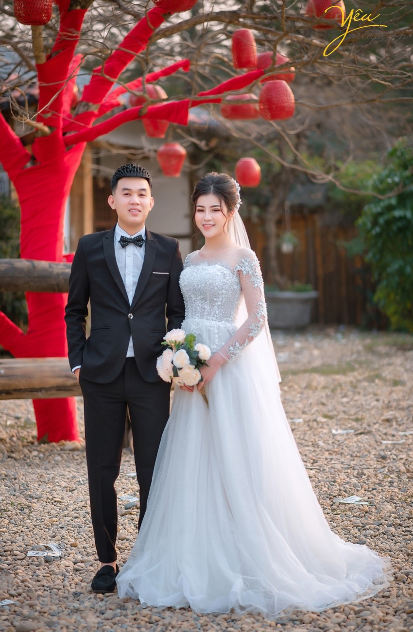 Đặc biệt phim trường Sanitori Park nằm ngay cạnh Công viên Yên Sở, một trong những địa điểm chụp ảnh cưới yêu thích của giới trẻ. Vì vậy, sau khi chụp ảnh cưới tại Sannitori, cô dâu chú rể có thể sang địa điểm chụp ảnh miễn phí là công viên Yên Sở để chụp những bức ảnh mang phong cách tự nhiên, lãng mạn.