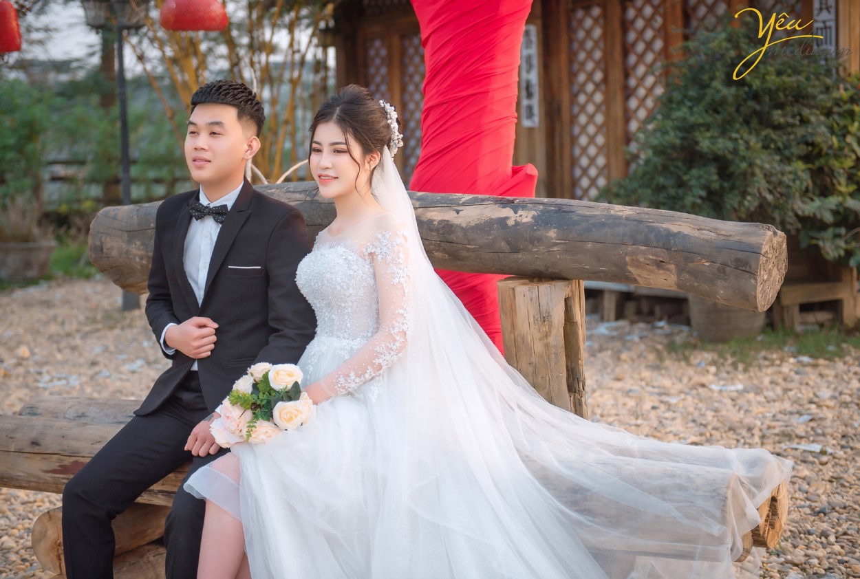 Đặc biệt phim trường Sanitori Park nằm ngay cạnh Công viên Yên Sở, một trong những địa điểm chụp ảnh cưới yêu thích của giới trẻ. Vì vậy, sau khi chụp ảnh cưới tại Sannitori, cô dâu chú rể có thể sang địa điểm chụp ảnh miễn phí là công viên Yên Sở để chụp những bức ảnh mang phong cách tự nhiên, lãng mạn.