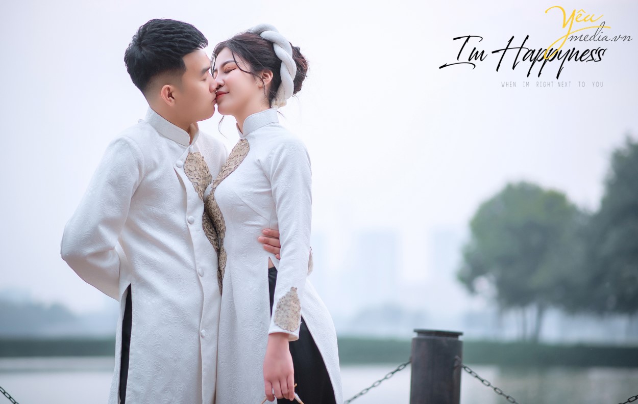 Đặc biệt phim trường Sanitori Park nằm ngay cạnh Công viên Yên Sở, một trong những địa điểm chụp ảnh cưới yêu thích của giới trẻ. Vì vậy, sau khi chụp ảnh cưới tại Sannitori, cô dâu chú rể có thể sang địa điểm chụp ảnh miễn phí là công viên Yên Sở để chụp những bức ảnh mang phong cách tự nhiên, lãng mạn.